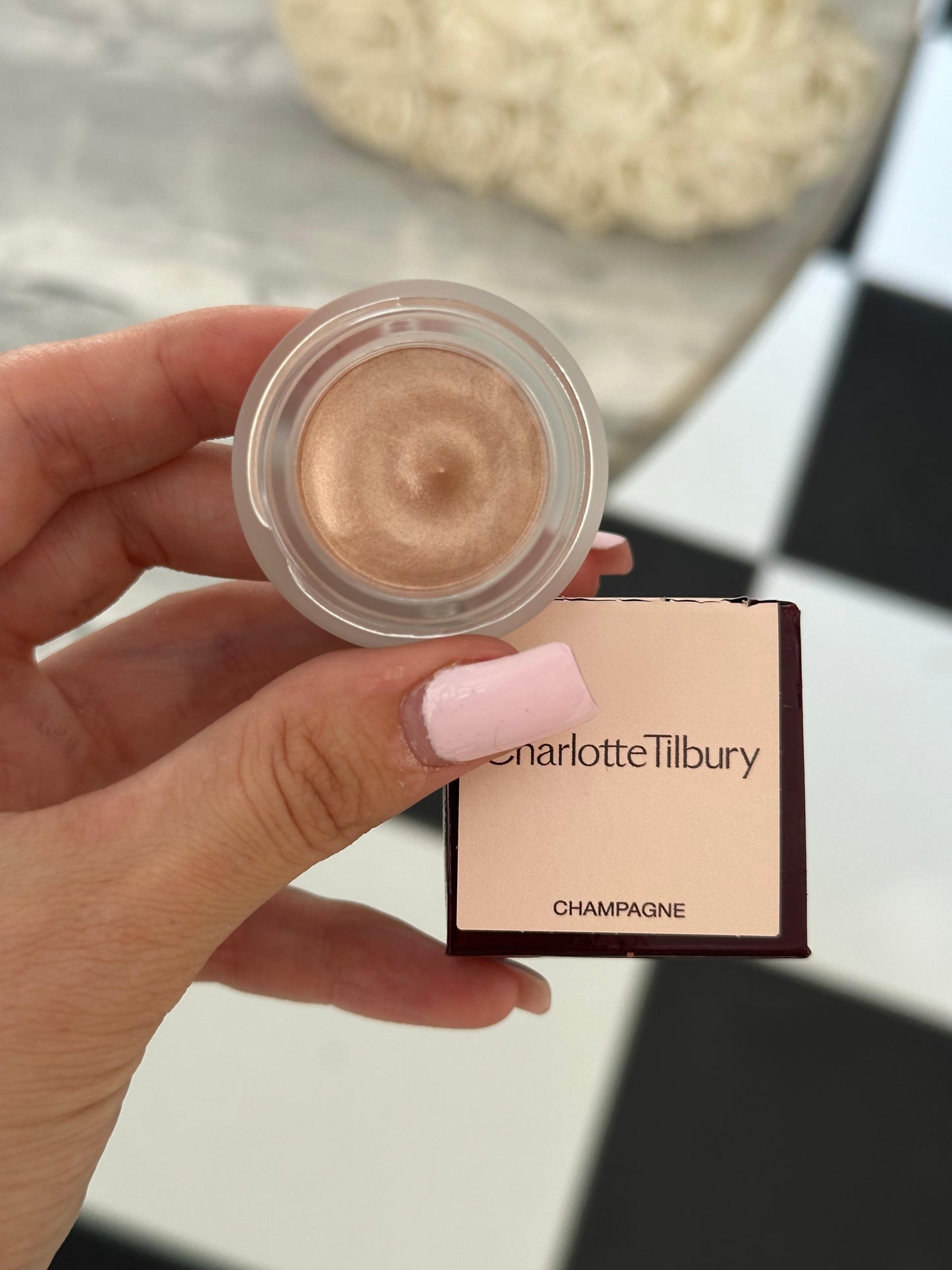 CHARLOTTE TILBURY
Eyes To Mesmerise
Long-Lasting Cream Eyeshadow in Champagne Pink