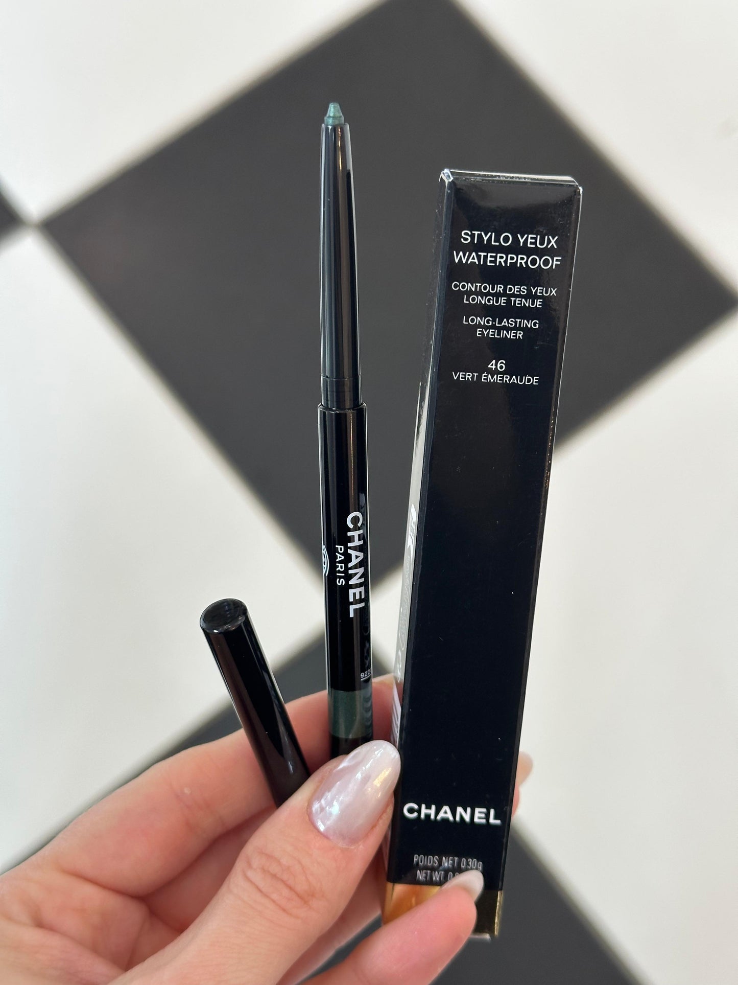 CHANEL Stylo Eyes Waterproof (46)
Long-Lasting Eyeliner