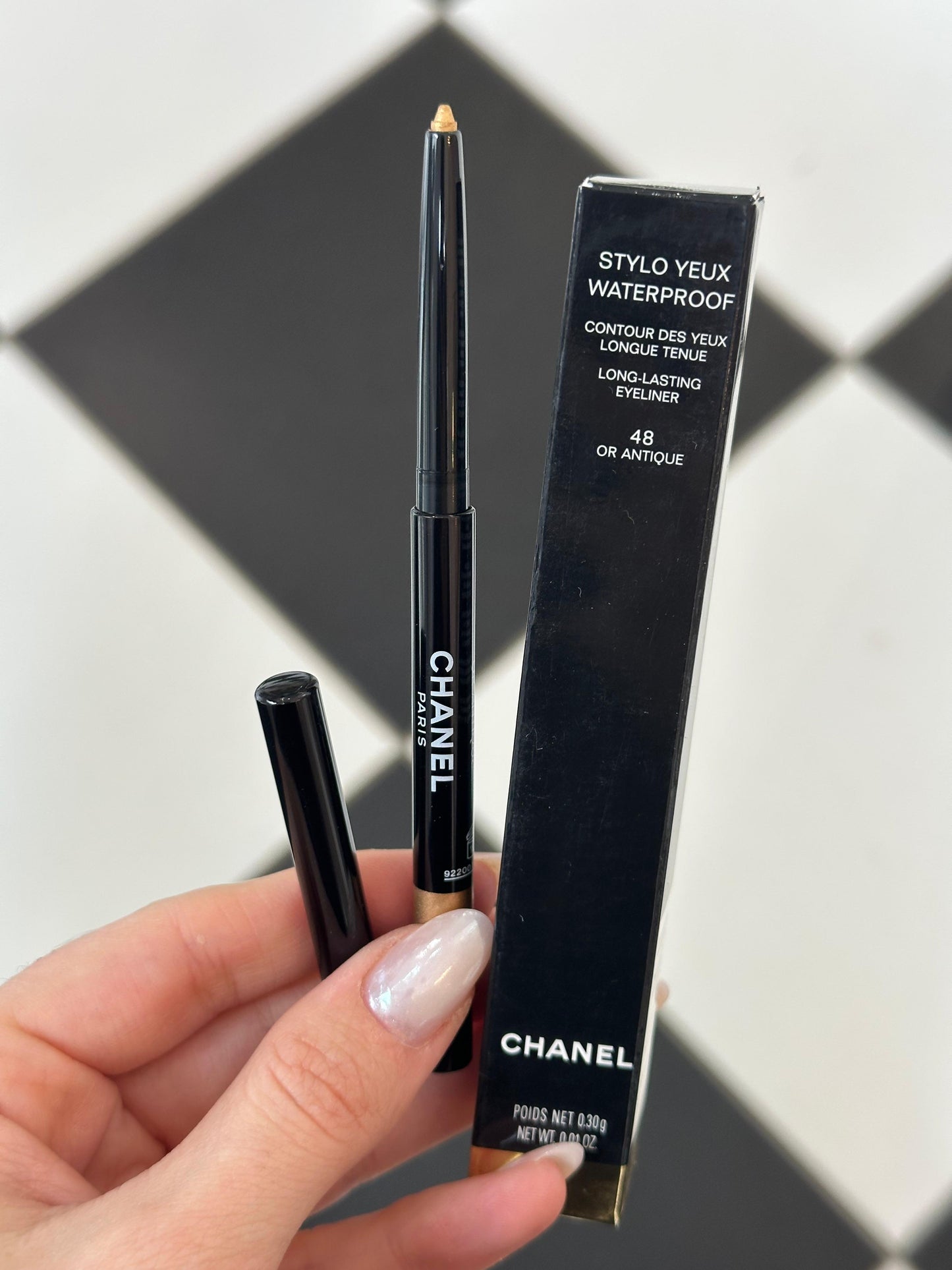 CHANEL Stylo Eyes Waterproof (48)
Long-Lasting Eyeliner