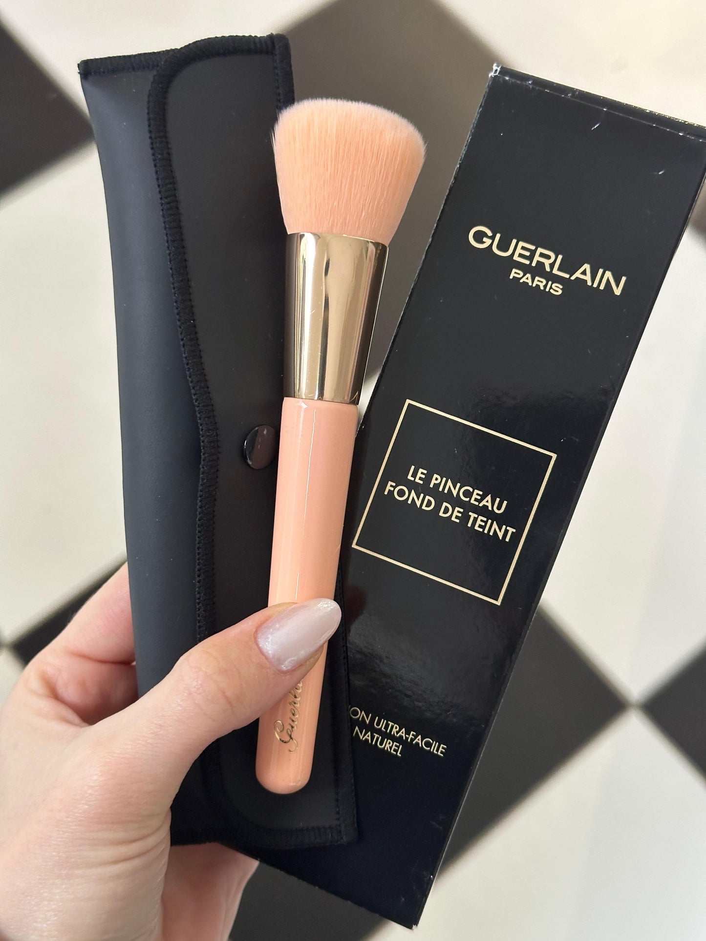 GUERLAIN
The Foundation Brush - Easy Application Natural Finish