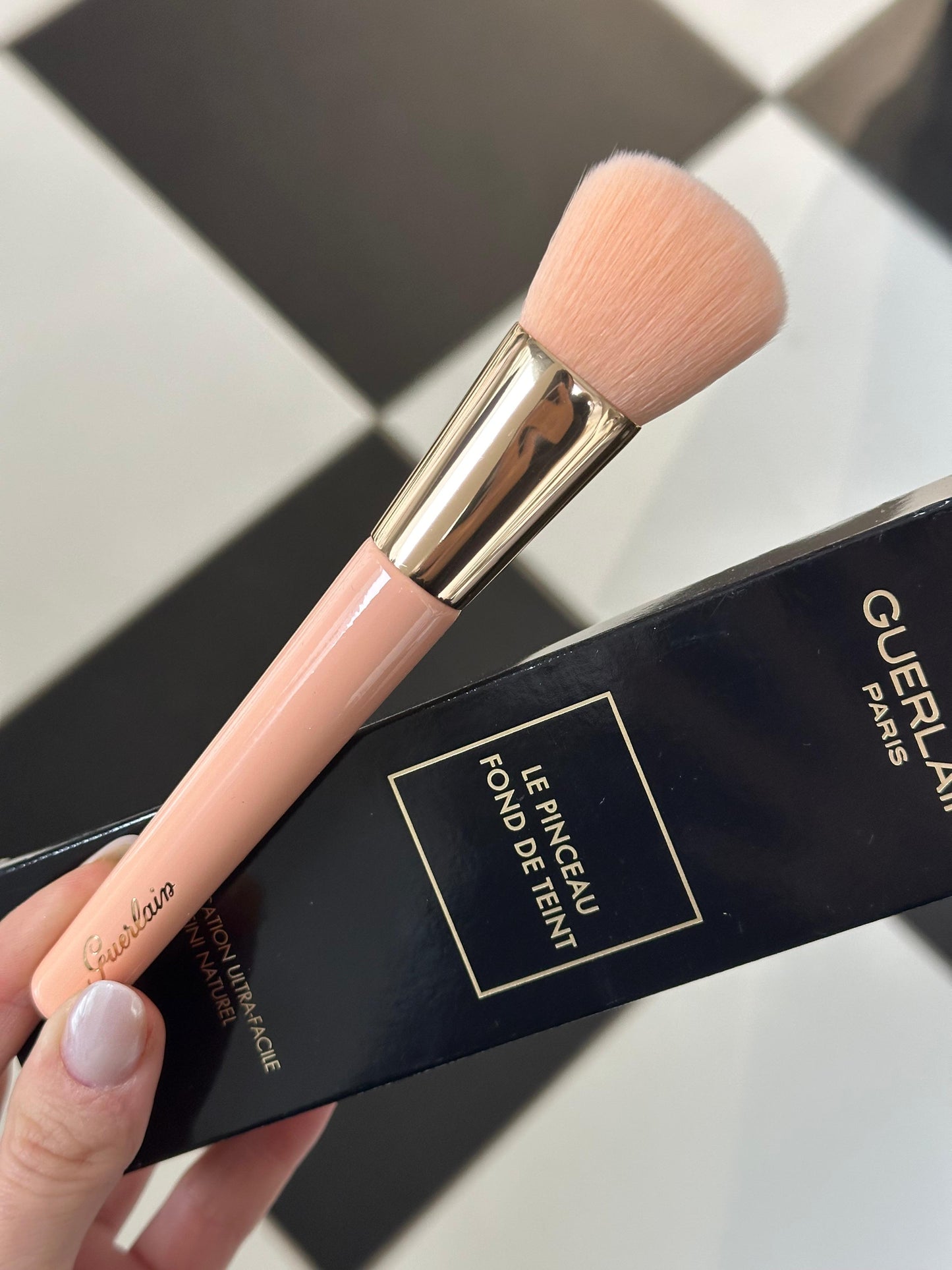 GUERLAIN
The Foundation Brush - Easy Application Natural Finish