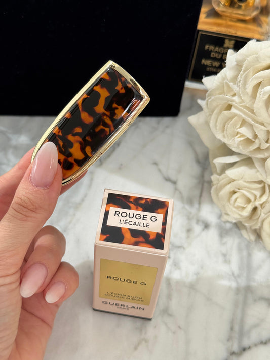GUERLAIN Rouge G L'Écaille
- The Double Mirror Jewel Case