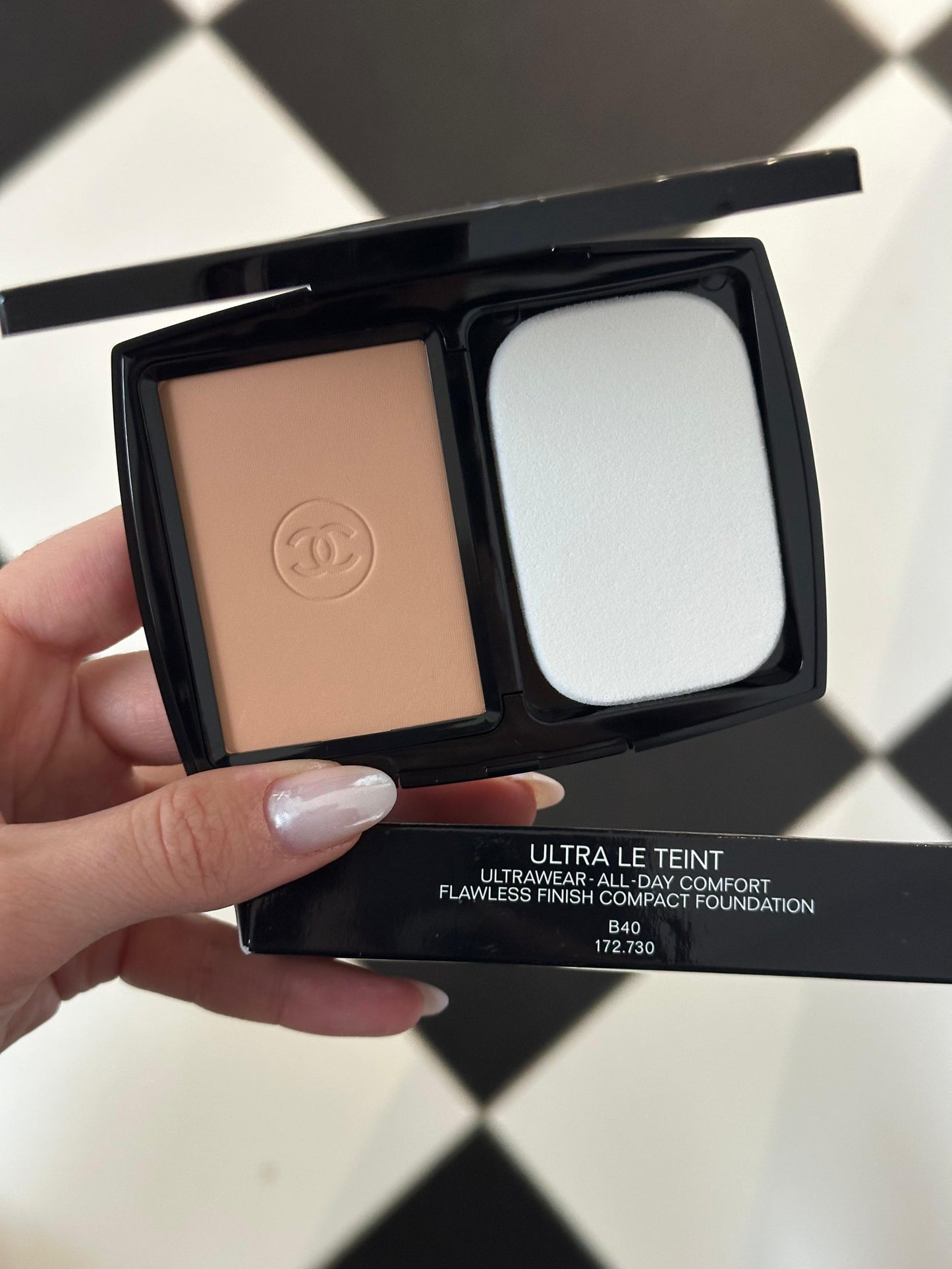 CHANEL Ultra Le Teint (B40)
Ultrawear All-Day Comfort Flawless Finish Compact Foundation