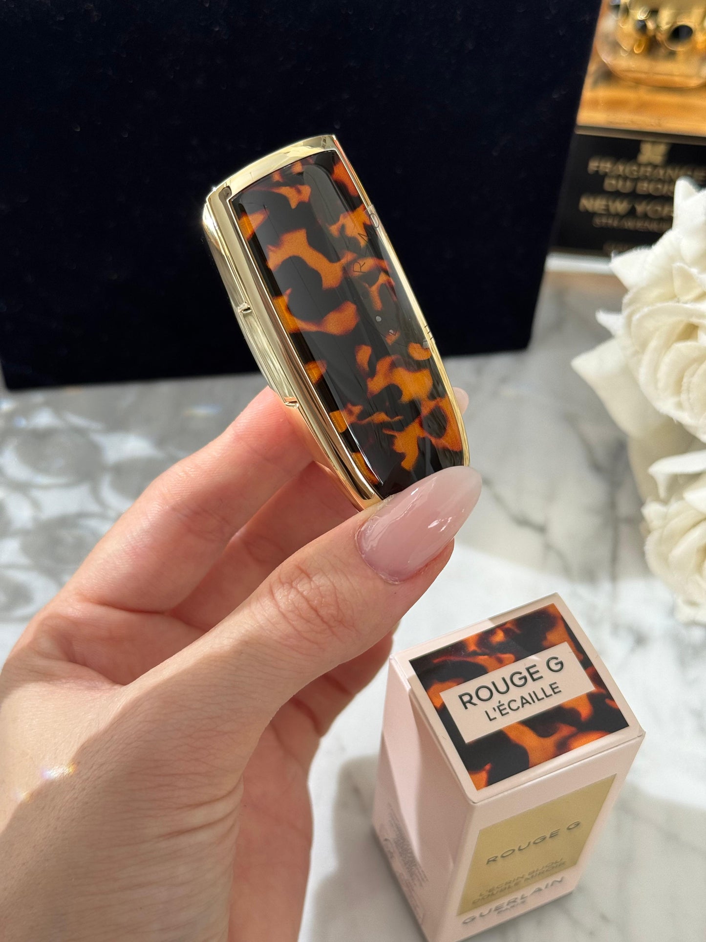 GUERLAIN Rouge G L'Écaille
- The Double Mirror Jewel Case