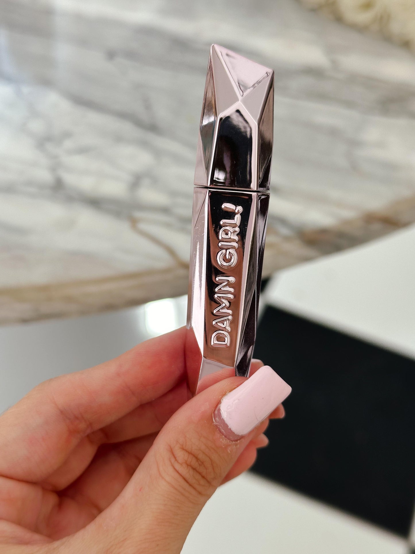 TOO FACED
Damn Girl! 24-Hour Volumizing Mascara Mini