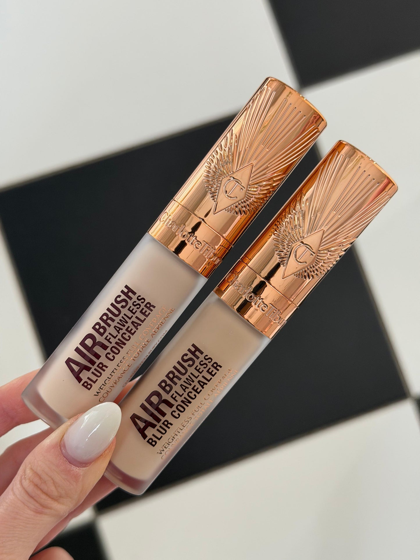 CHARLOTTE TILBURY Airbrush Flawless Blur Concealer (3.5)
Hydrating, Full-Coverage And 24-Hour Creaseless Wear