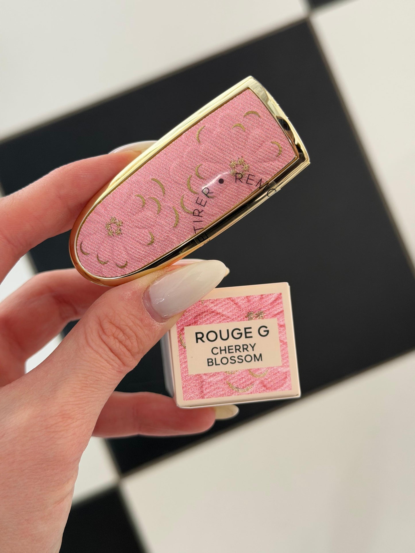 GUERLAIN Rouge G - Cherry Blossom
The Double Mirror Jewel Case