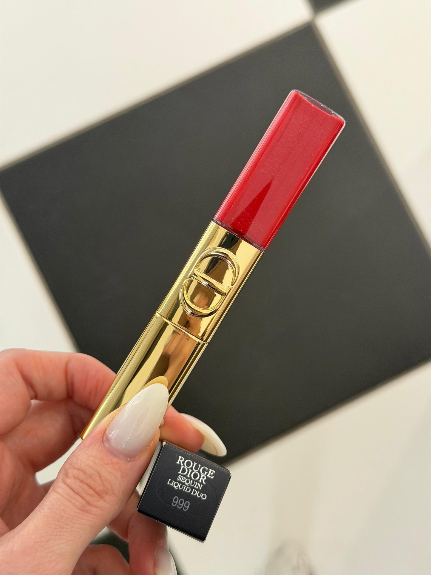 DIOR Rouge Dior Sequin Liquid Duo (999) - Limited Edition
Ultra-Glittery Color, Glossy Shine