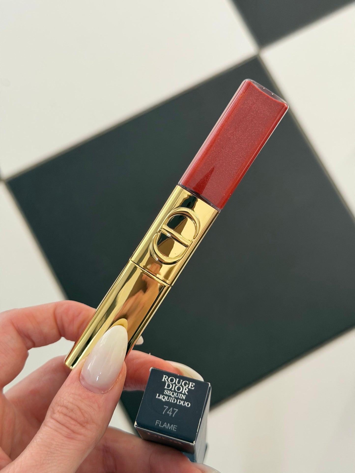 DIOR Rouge Dior Sequin Liquid Duo (747) - Limited Edition
Ultra-Glittery Color, Glossy Shine