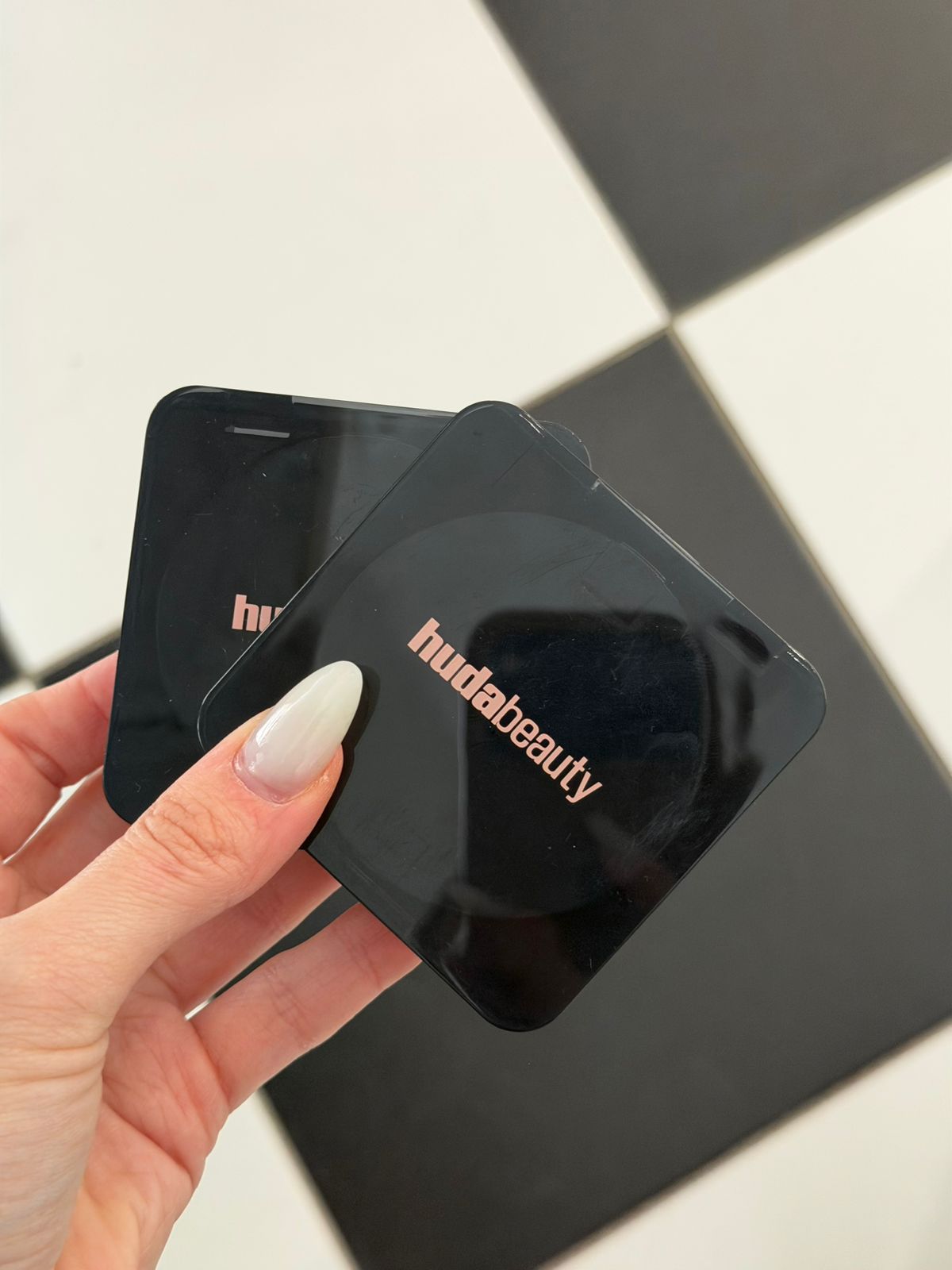 HUDA BEAUTY Easy Bake Airbrush Matte Pressed Powder - Cherry Blossom Cake