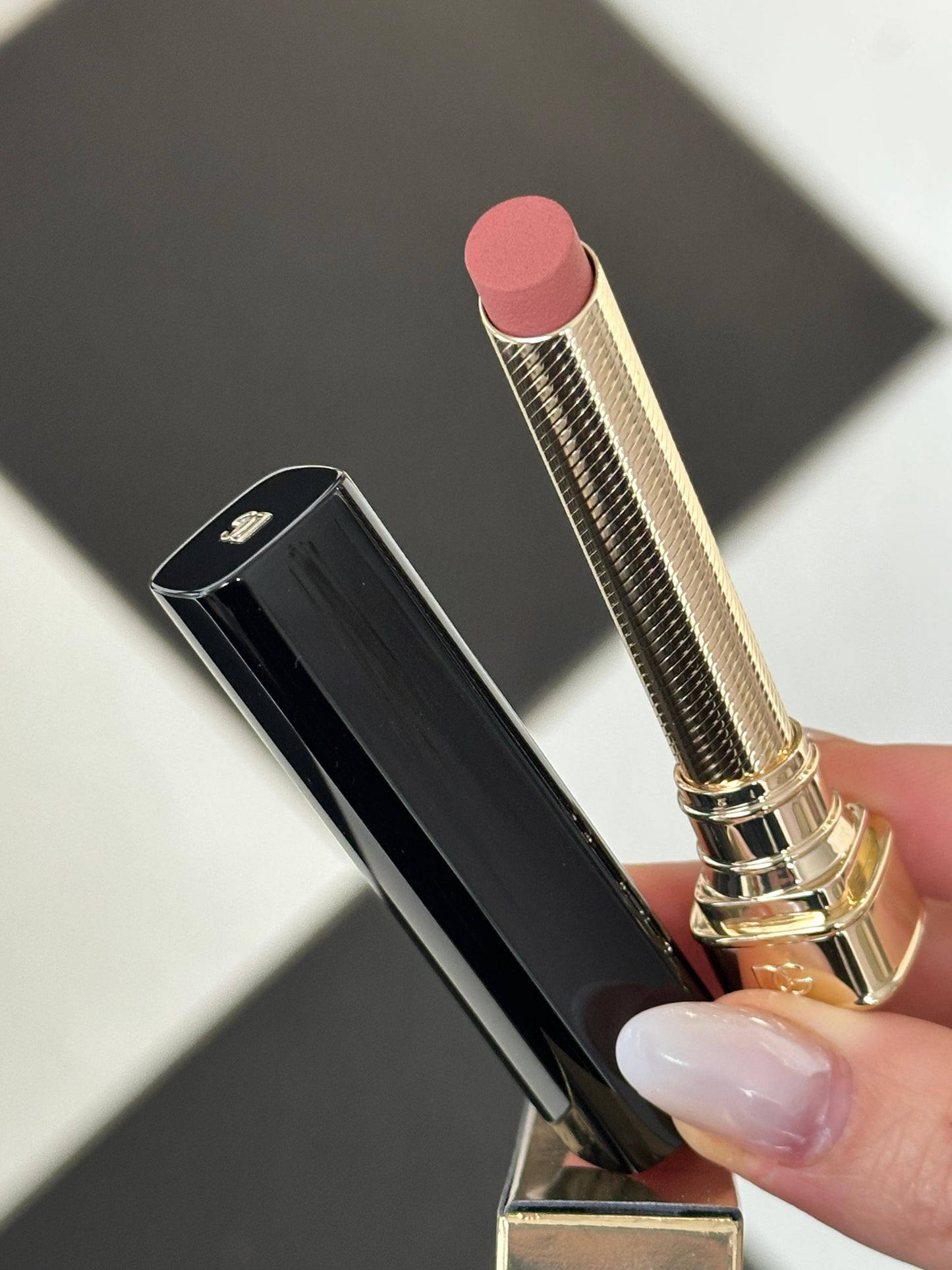 DOLCE&GABBANA My Comfy Matte Lipstick - My 19.01
Instant Rich Color & Hydration Lip Stylo