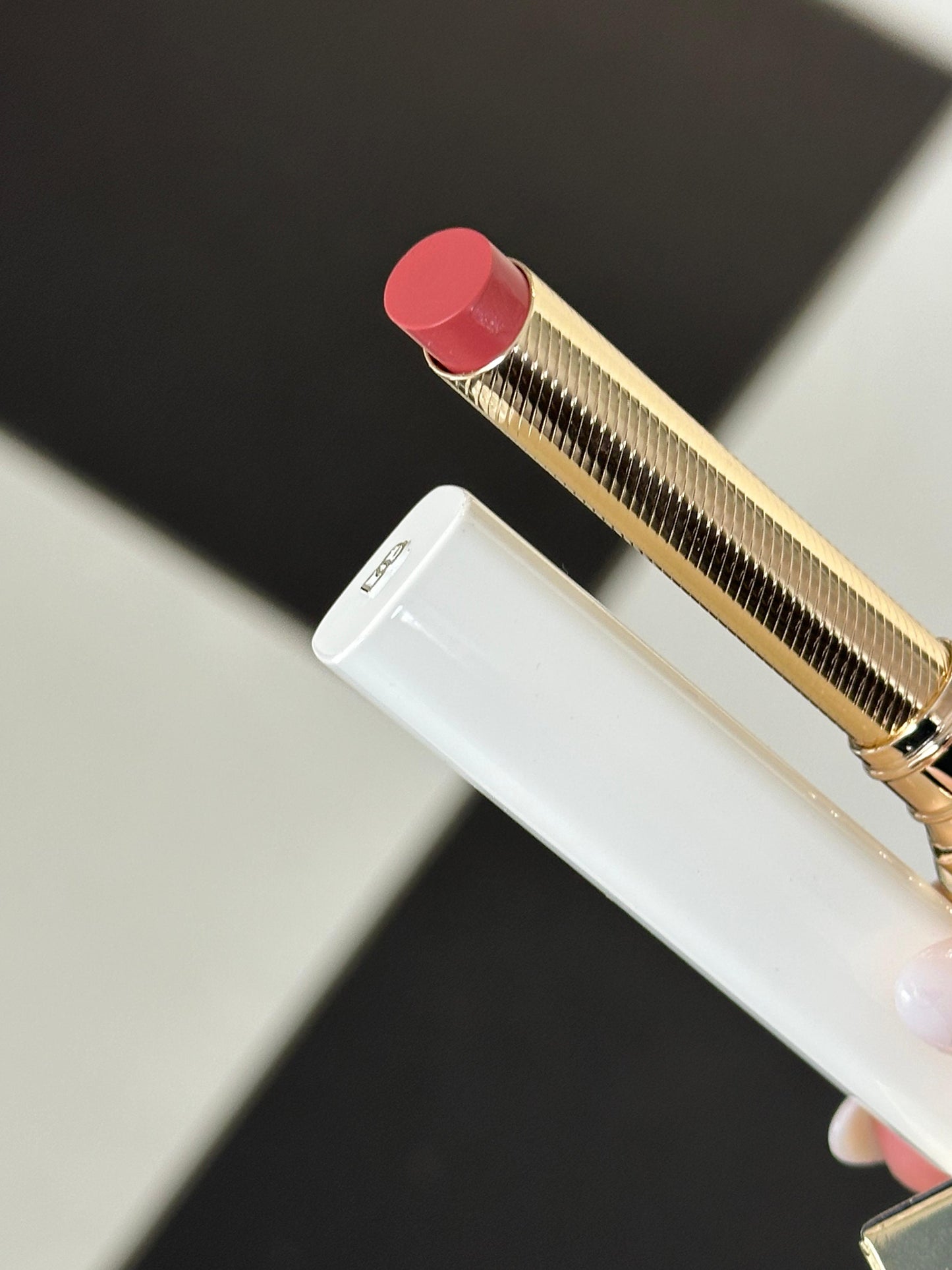 DOLCE&GABBANA My Juicy Sheer Lipstick - My 1981
Instant Shine & Hydration Lip Stylo