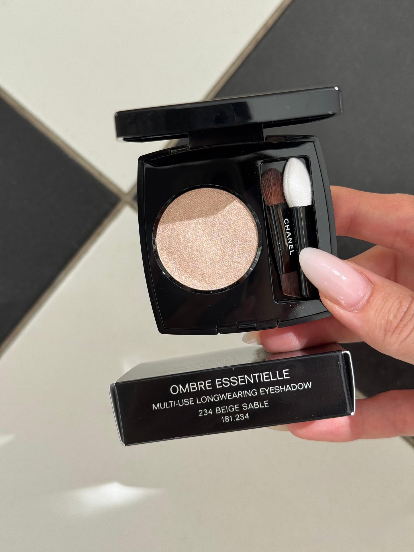 CHANEL Ombre Essentielle Multi-Use Longwearing Eyeshadow (234)