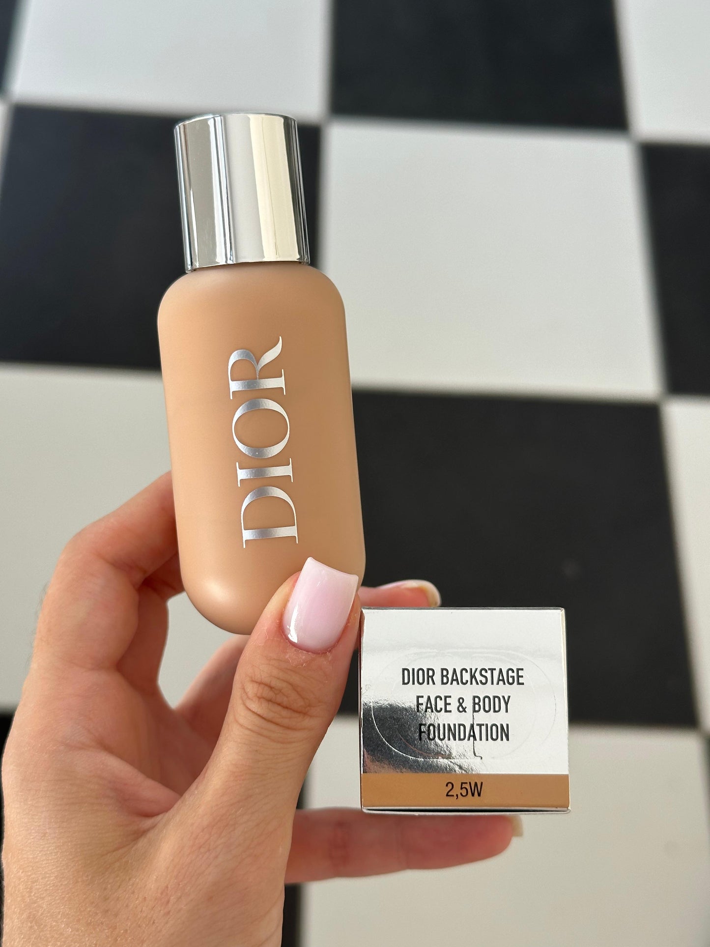 DIOR Dior Backstage Face & Body Foundation
Second-Skin Effect Natural Finish - Resistant to Water and Heat