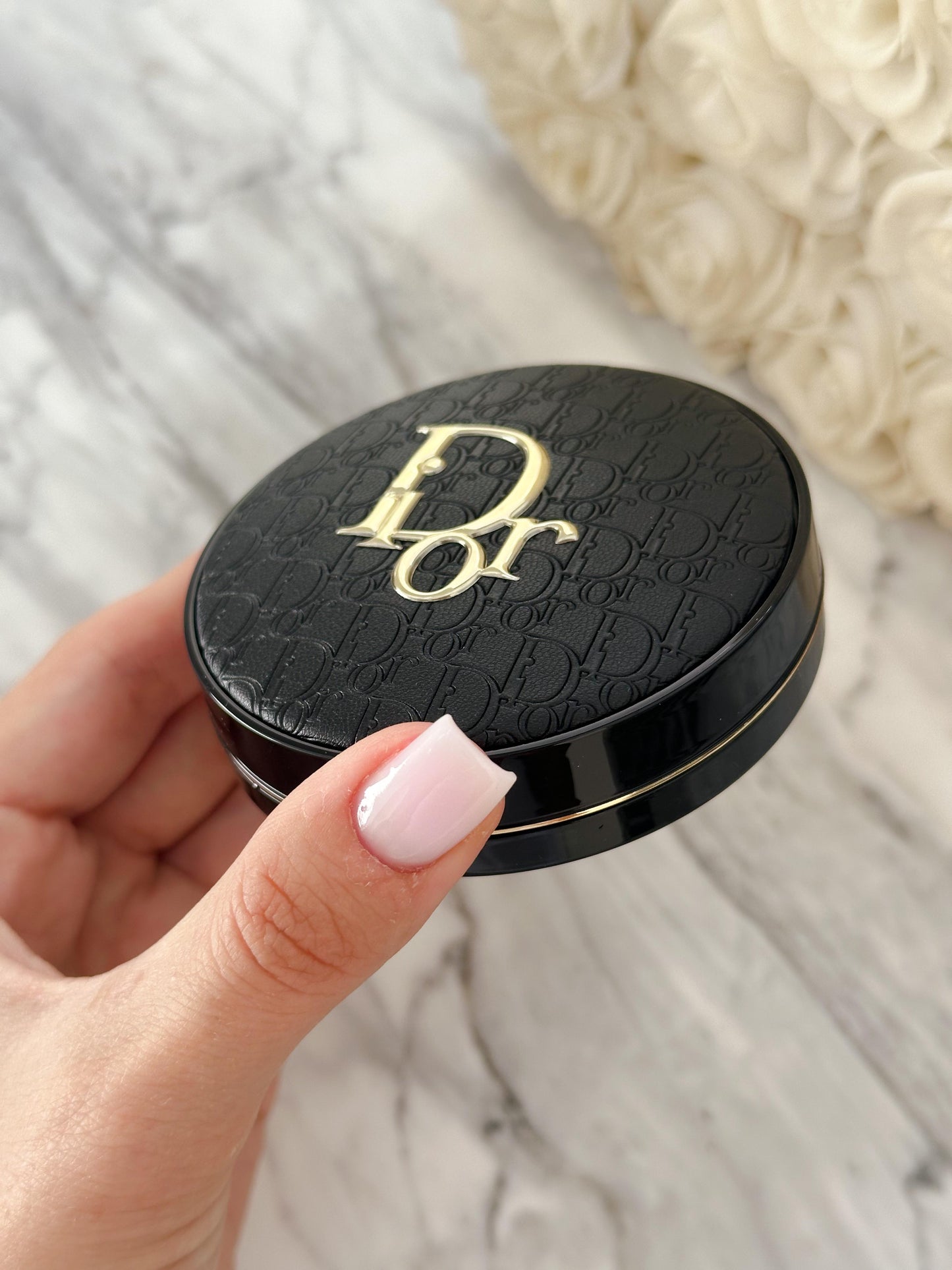 DIOR Forever Perfect Cushion - Diormania Gold Limited Edition
Fresh Foundation - 24H Wear and Hydration - Luminous Matte Finish