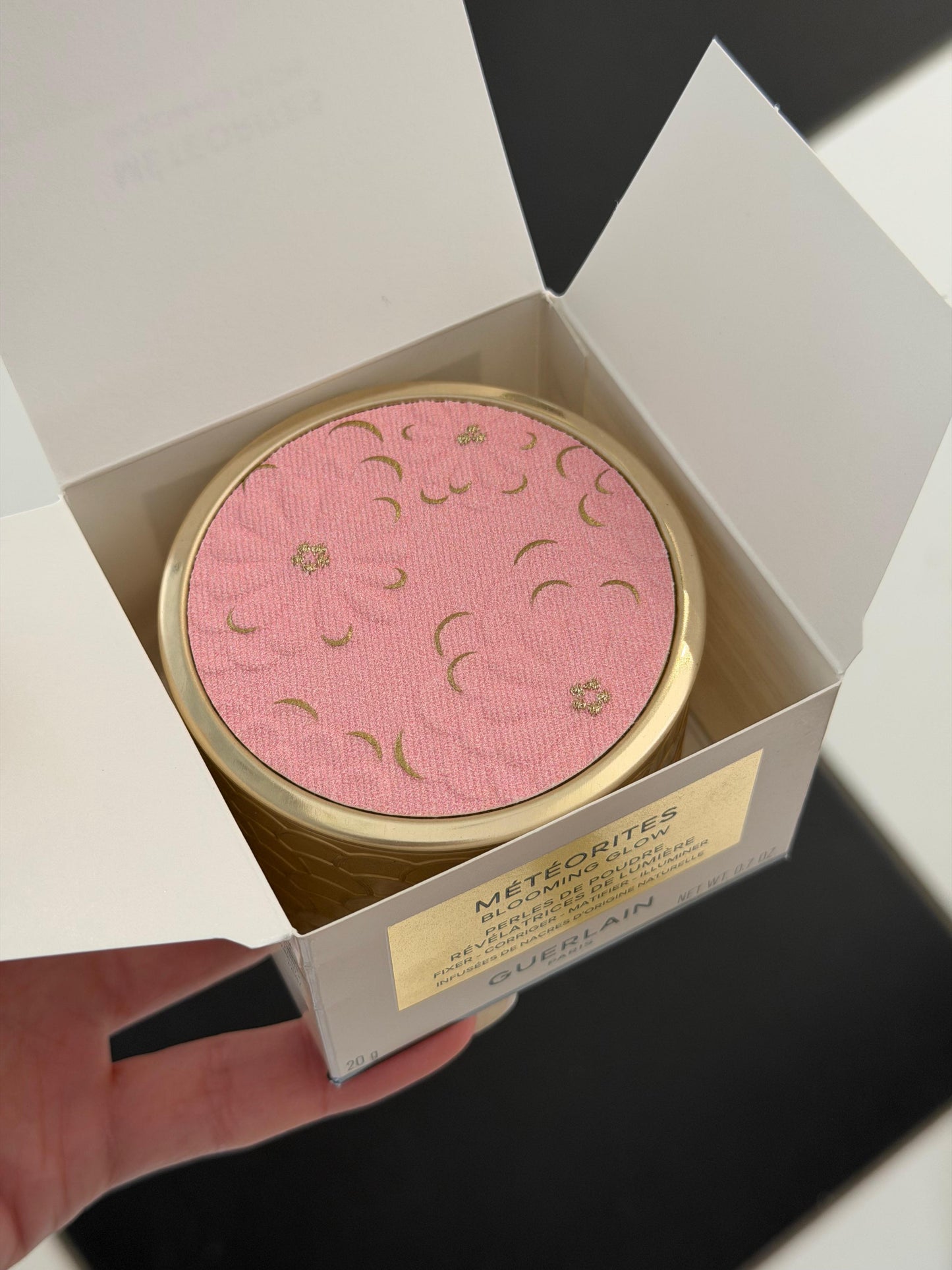 GUERLAIN Météorites Light-Revealing Pearls Of Powder
Correct, Mattify, Illuminate - Blooming Glow