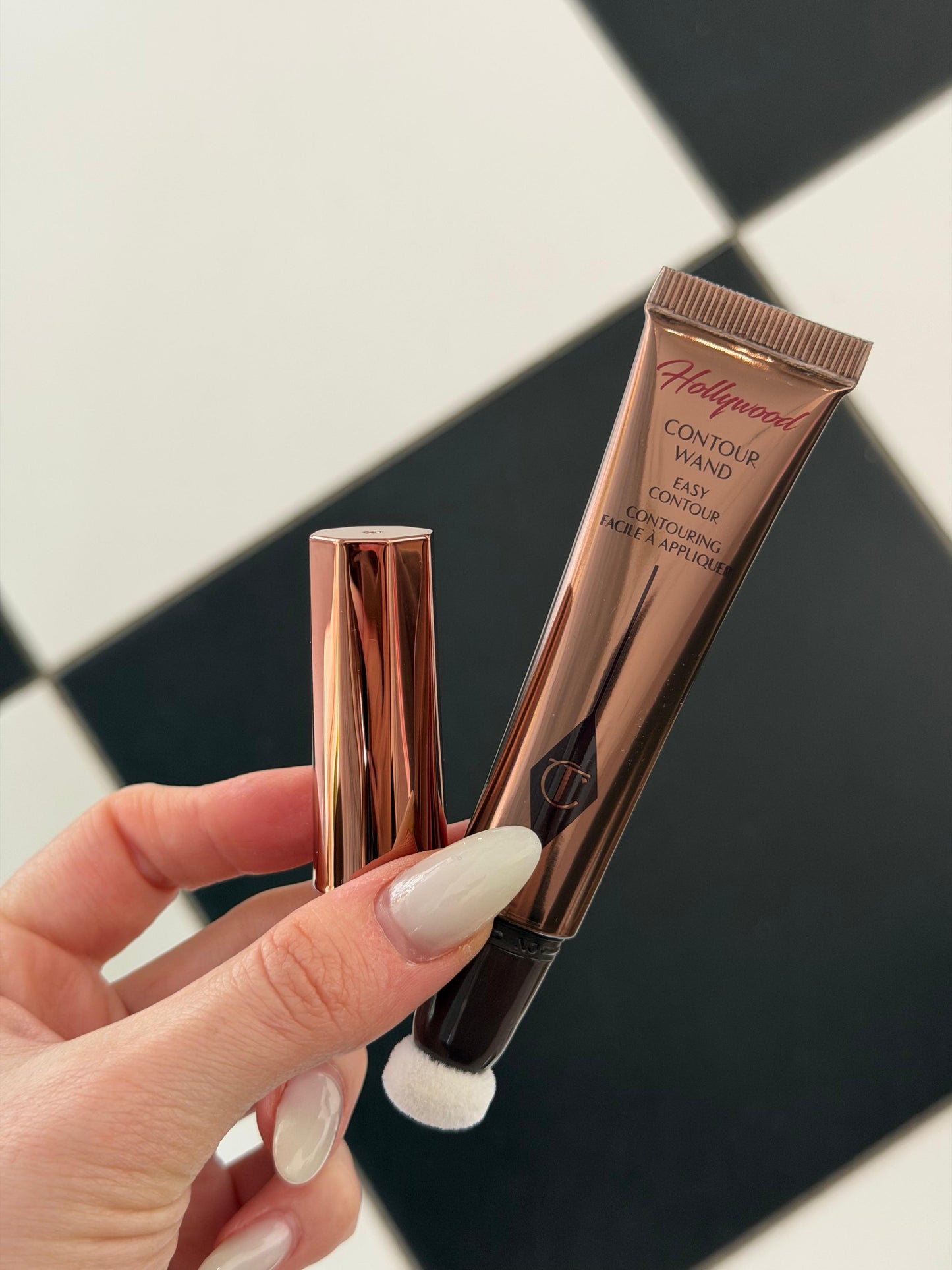 CHARLOTTE TILBURY Hollywood Contour Wand - Fair-Medium
Liquid Formula For a Sculpted-Looking