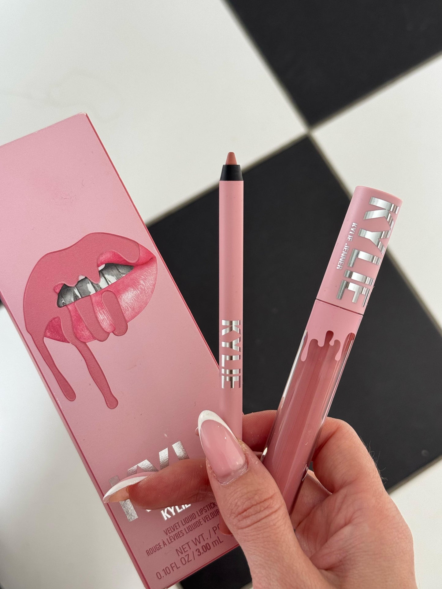 KYLIE JENNER Matte Lip Kit - Lip Liner & Liquid Lipstick (705)