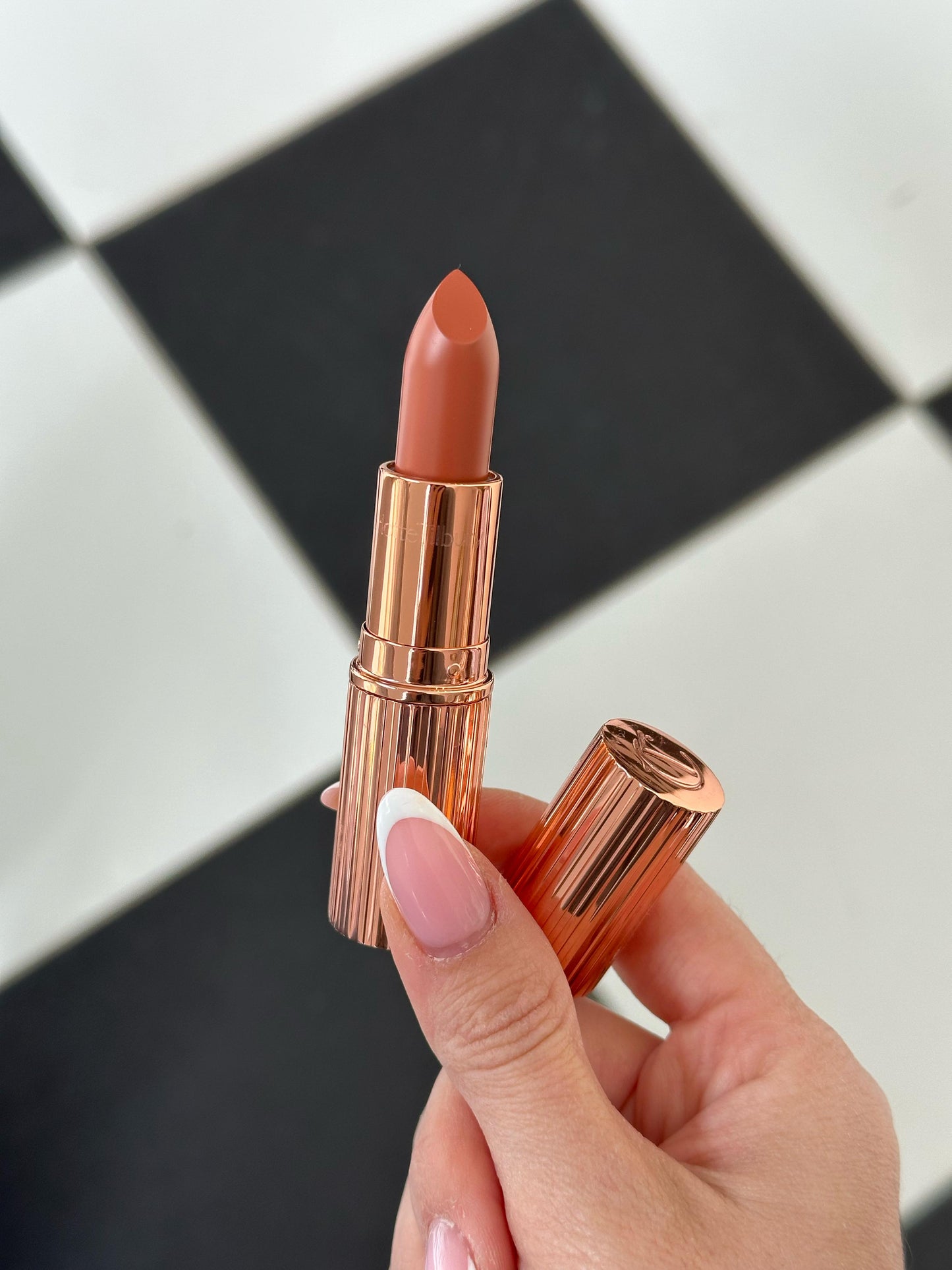 CHARLOTTE TILBURY The Super Nudes Lipstick
K.I.S.S.I.N.G - Runway Roalty