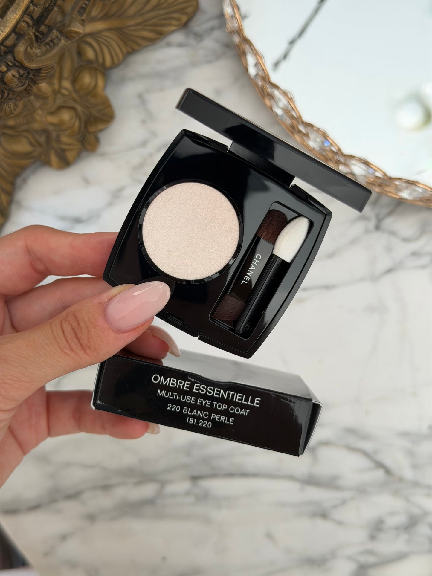 CHANEL Ombre Essentielle Multi-Use Longwearing Eyeshadow (220)