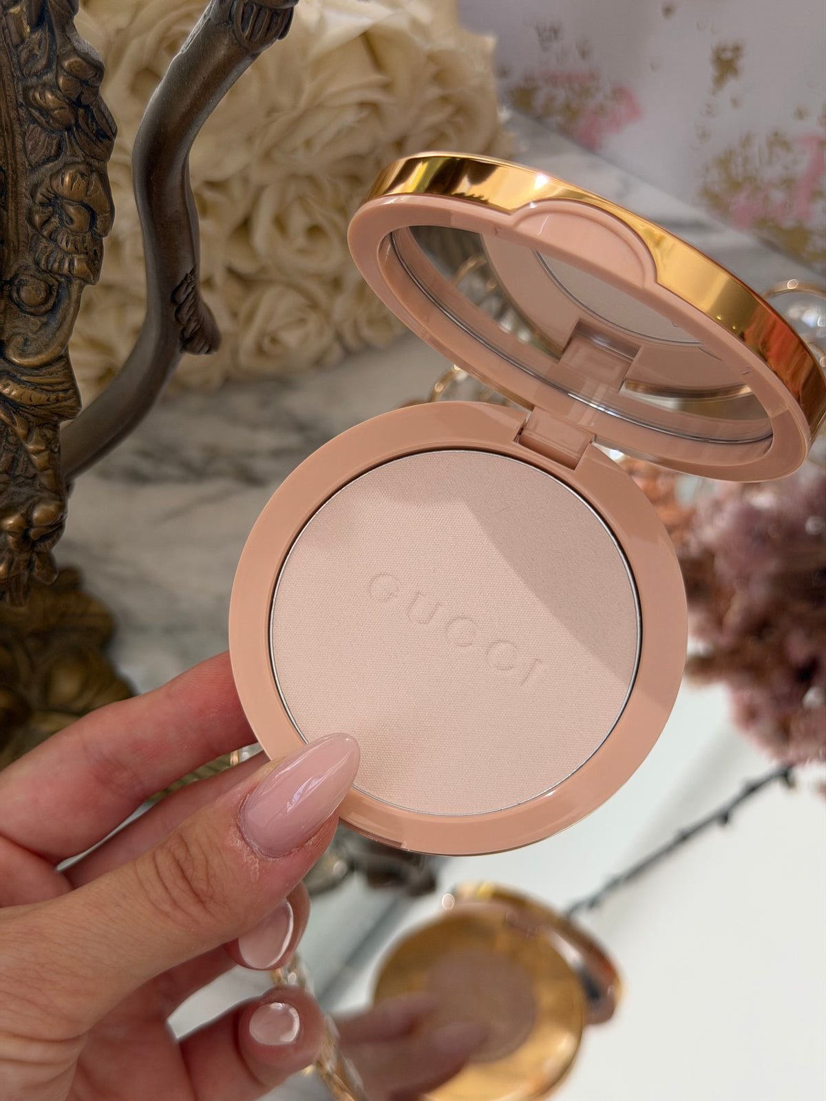 GUCCI Glow Highlighter (01)
Multi-Use Silky Illuminating Powder