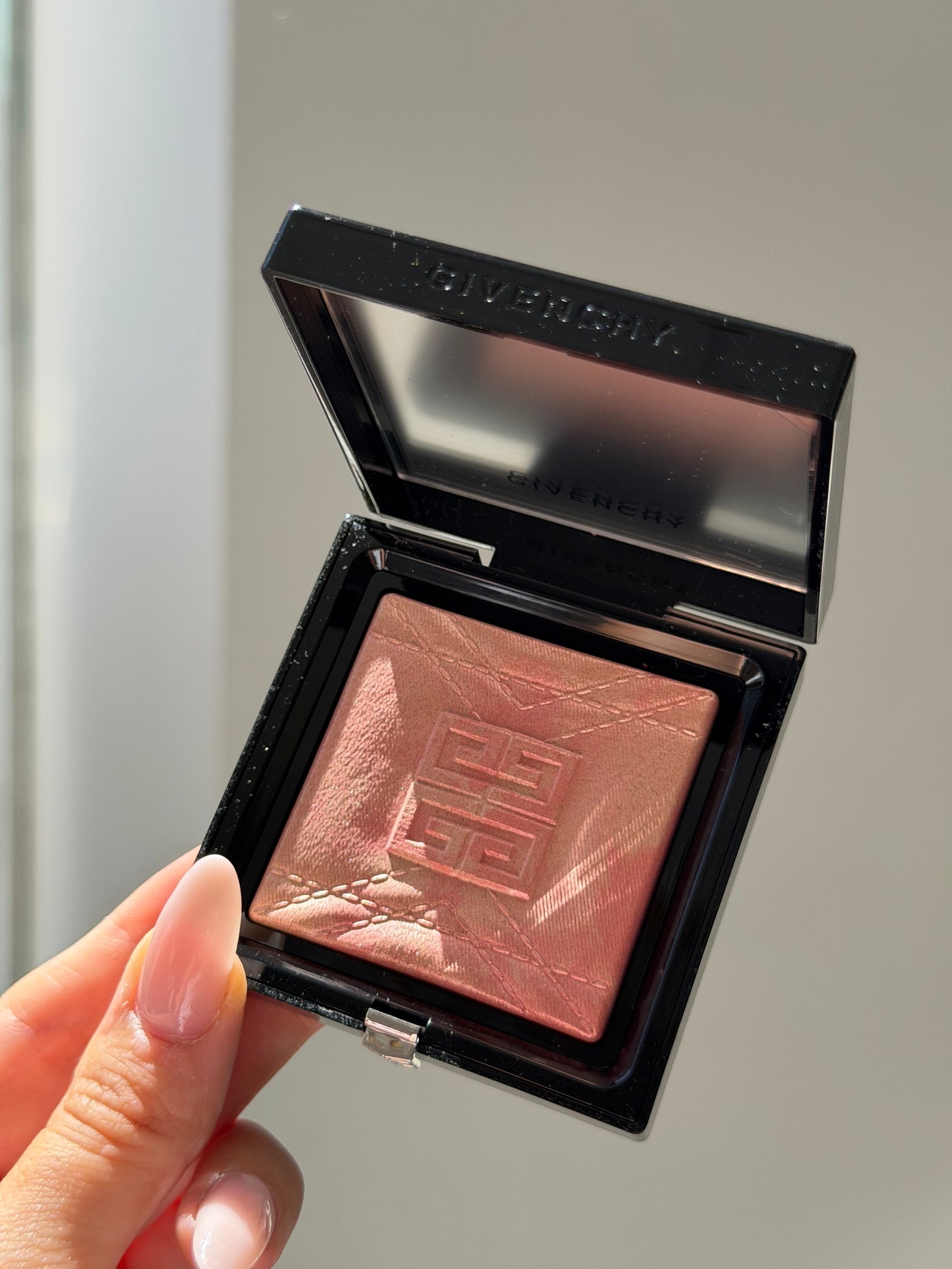 GIVENCHY Prisme Libre Highlighter Powder (004)
Long-lasting Hydrating And Marbled