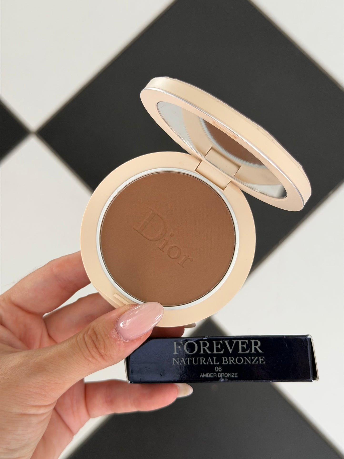 DIOR Forever Natural Bronze
Healthy Glow Bronzing Powder (06)