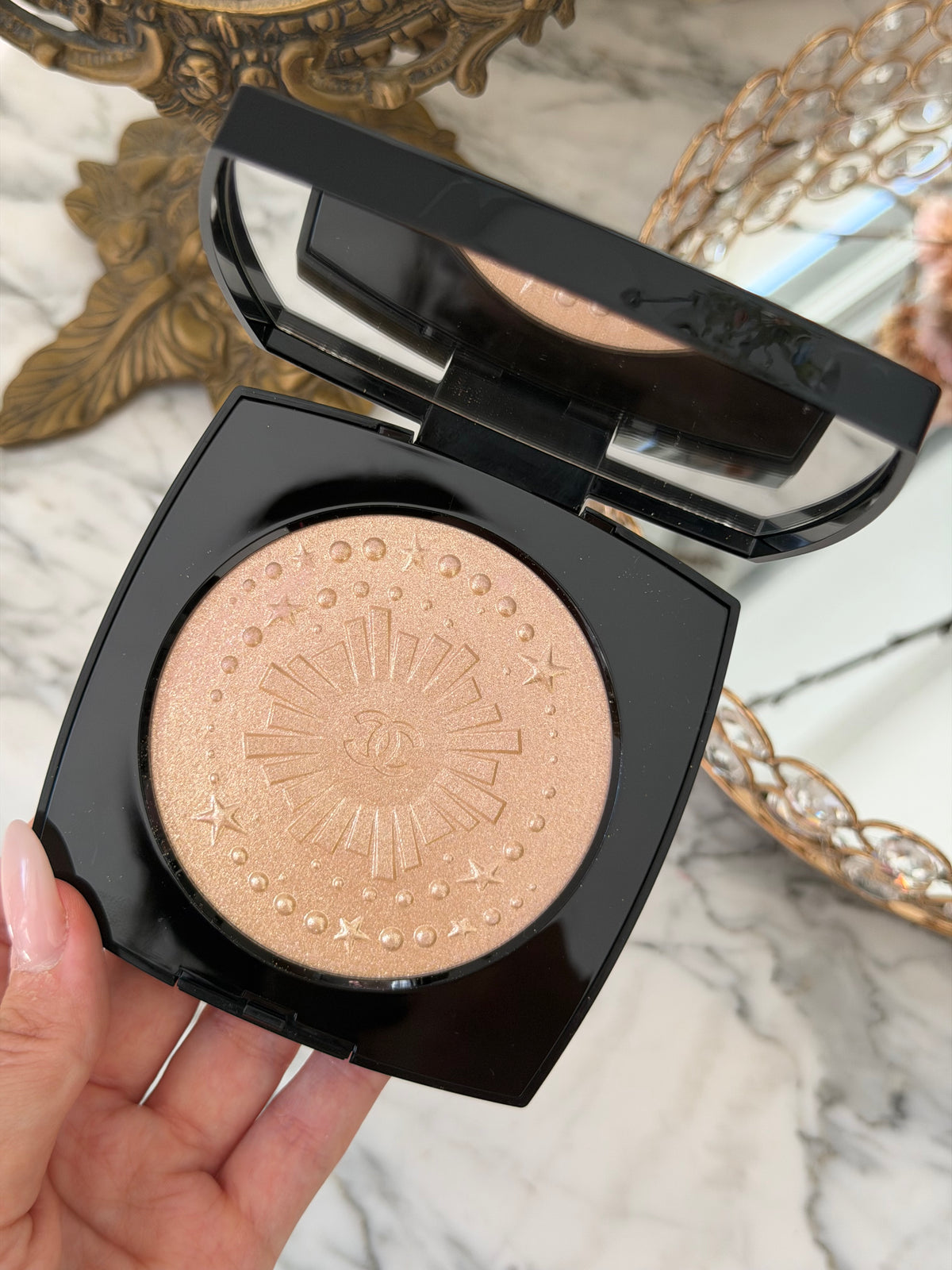 CHANEL Diamond Dust
Oversize Illuminating Powder