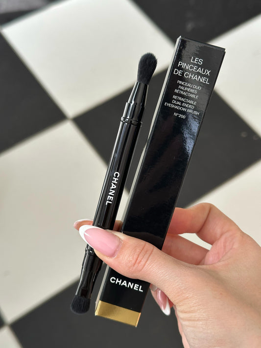 CHANEL Les Pinceaux De Chanel
Retractable Dual-Ended Eyeshadow Brush N°200