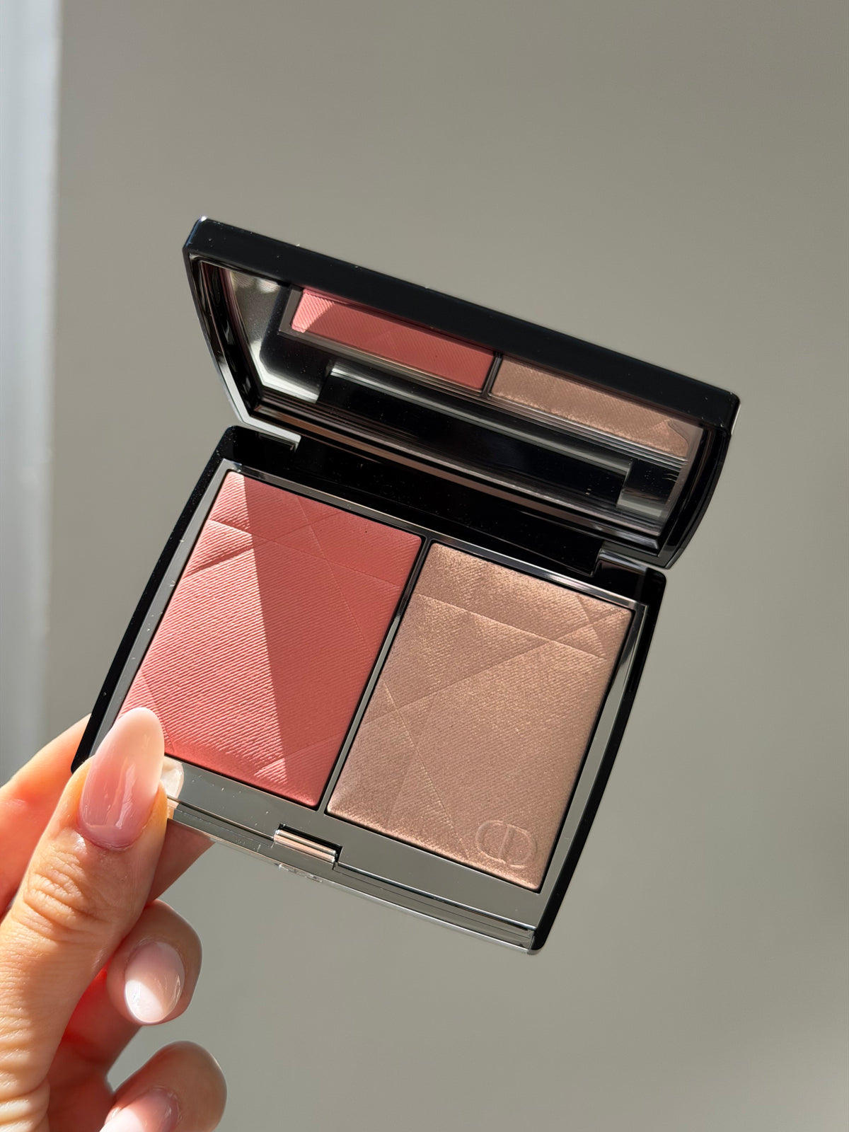 DIOR Rouge Blush Colour & Glow (257)
Multi-Use Face Palette – Color and Highlighter Duo