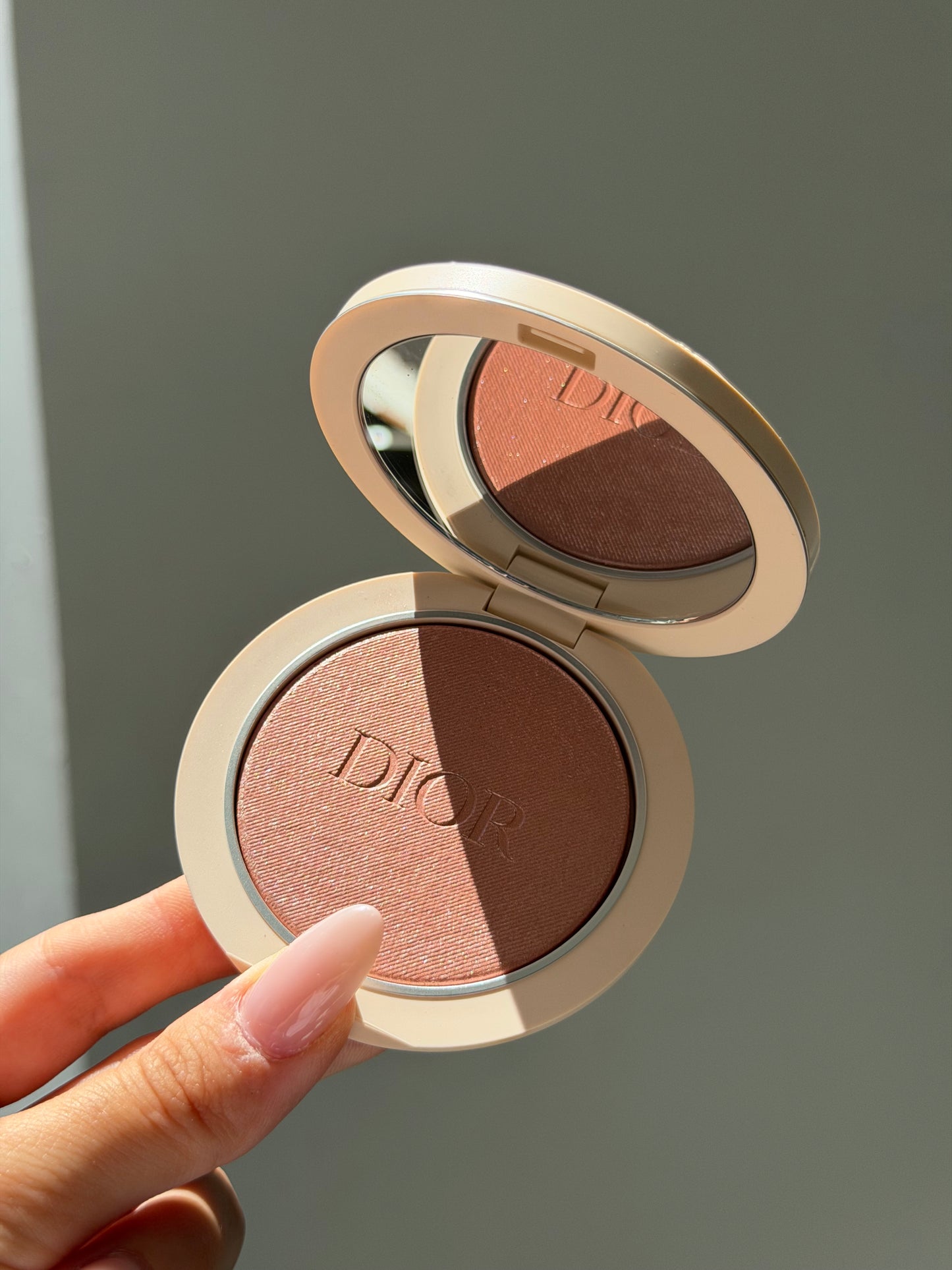 DIOR Forever Couture Luminizer (05)
Longwear Highlighter - 95%* Natural-Origin Pigments