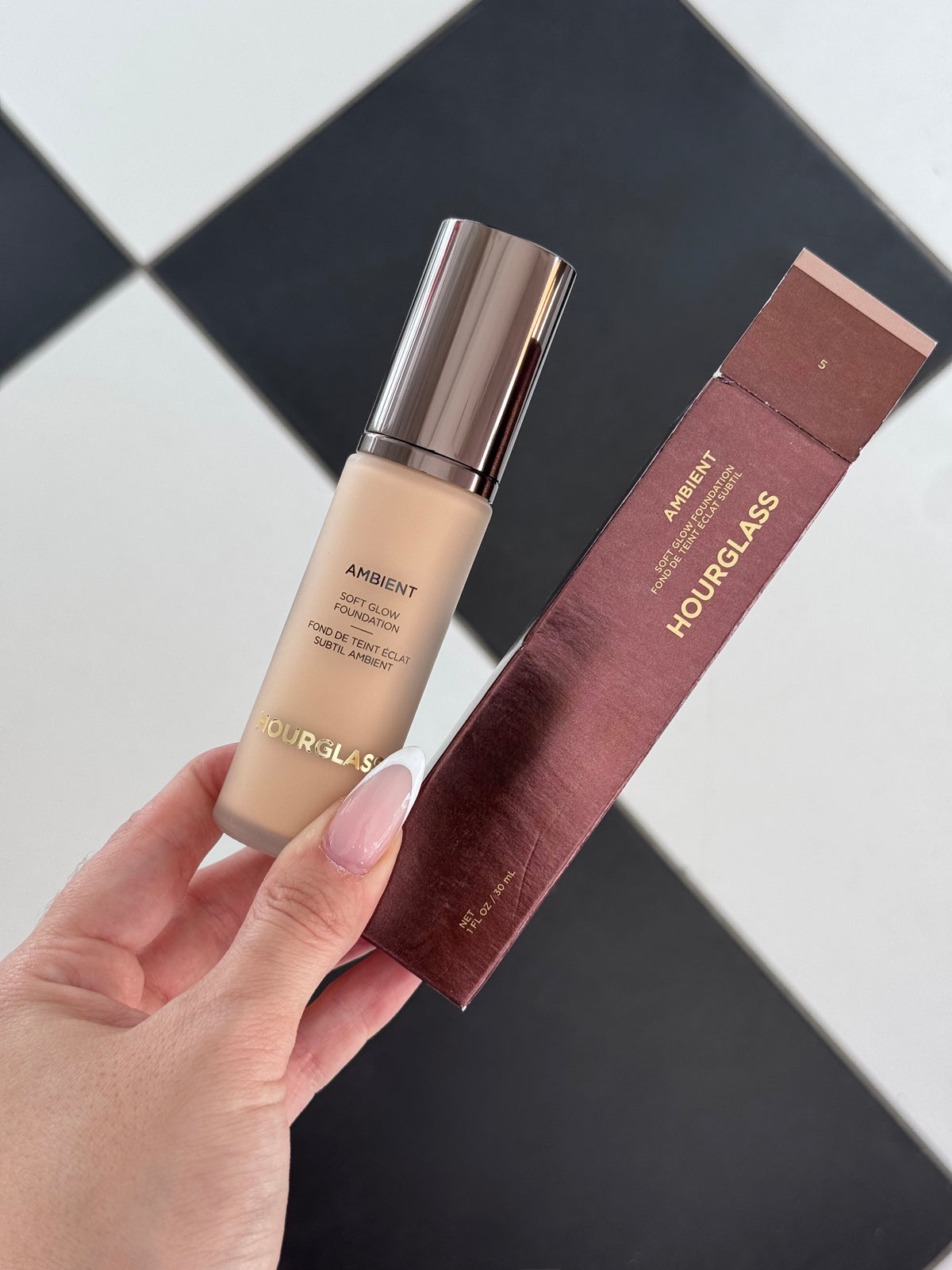 HOURGLASS Ambient Soft Glow Foundation (5)
