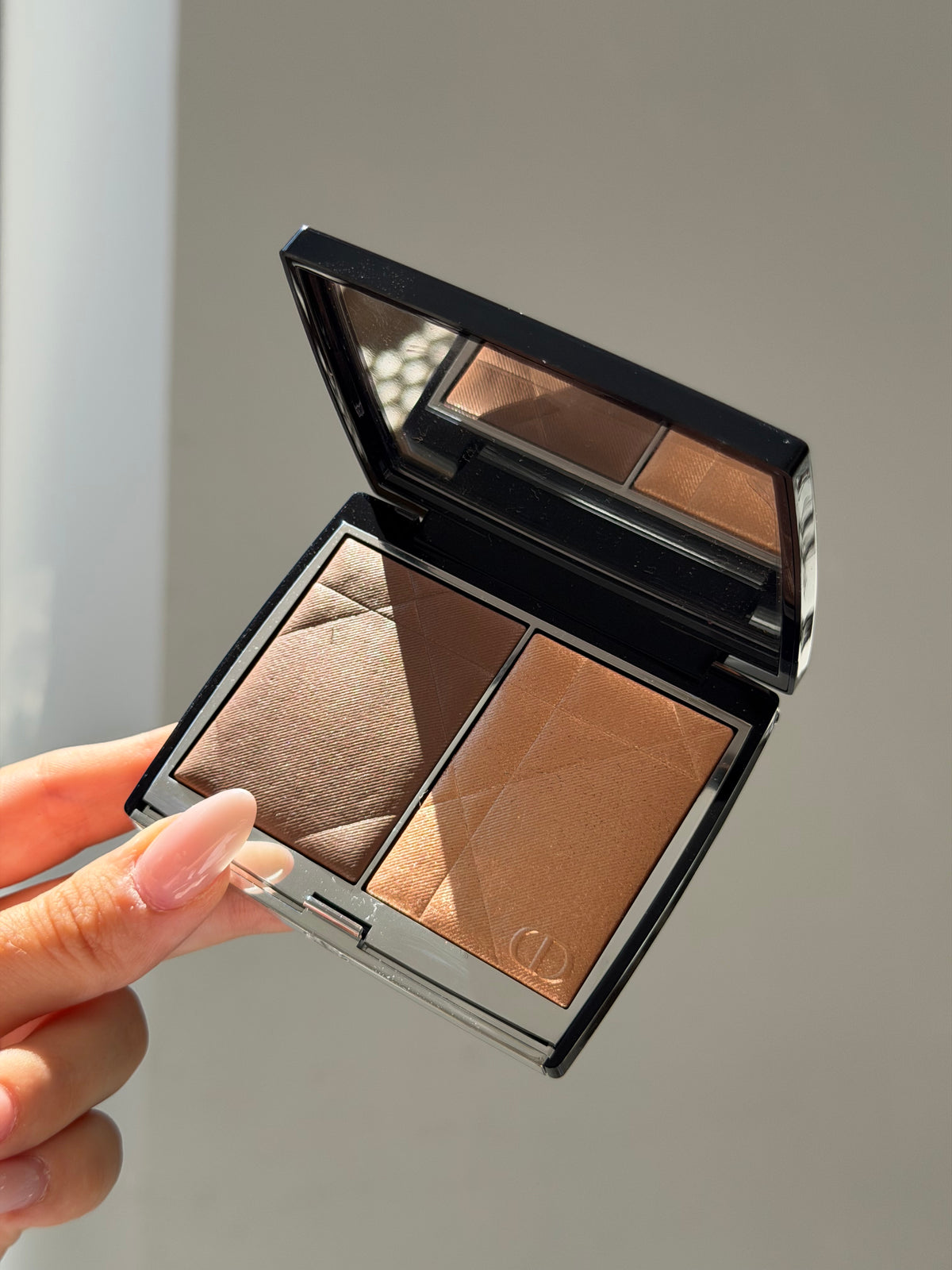 DIOR Rouge Blush Colour & Glow (200)
Multi-Use Face Palette – Color and Highlighter Duo