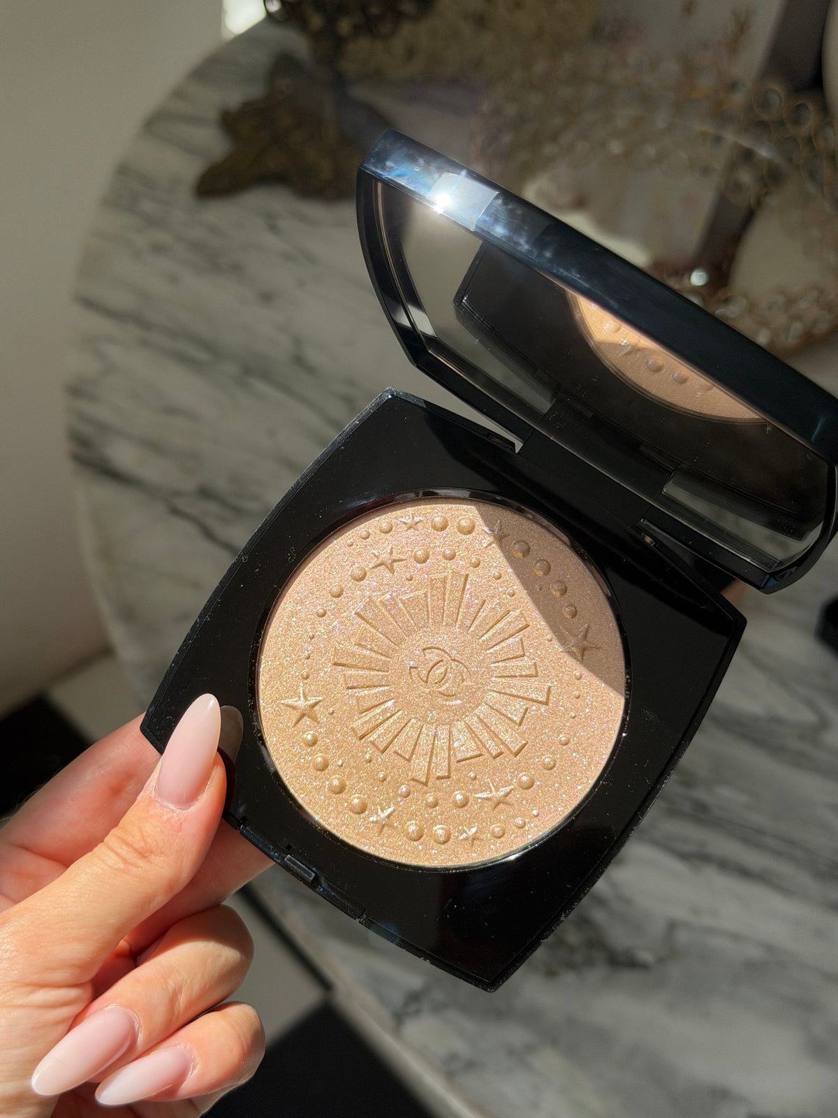 CHANEL Diamond Dust
Oversize Illuminating Powder