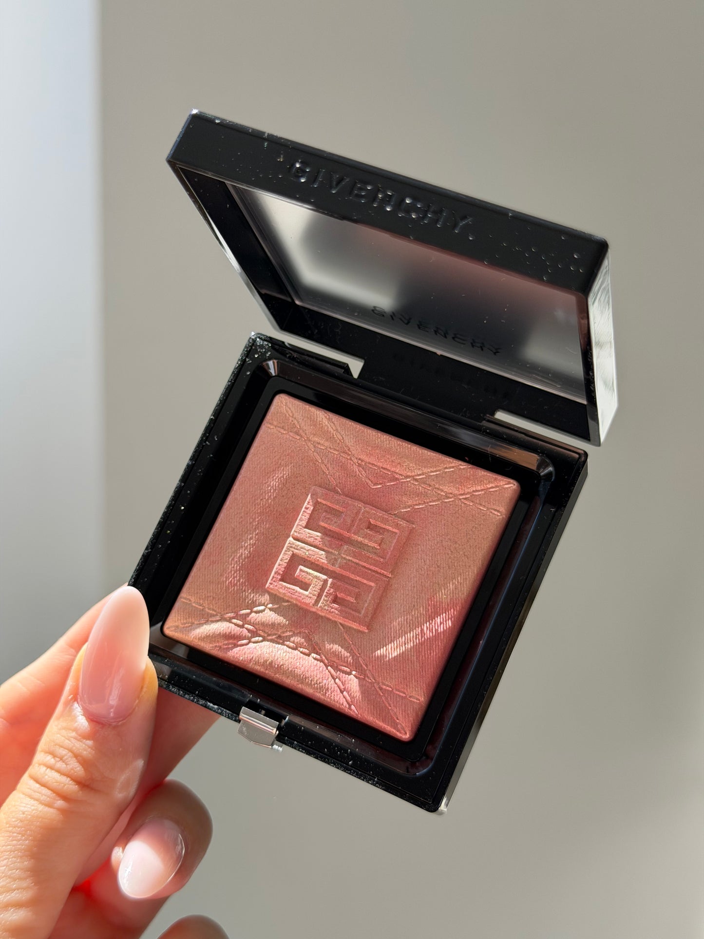 GIVENCHY Prisme Libre Highlighter Powder (004)
Long-lasting Hydrating And Marbled