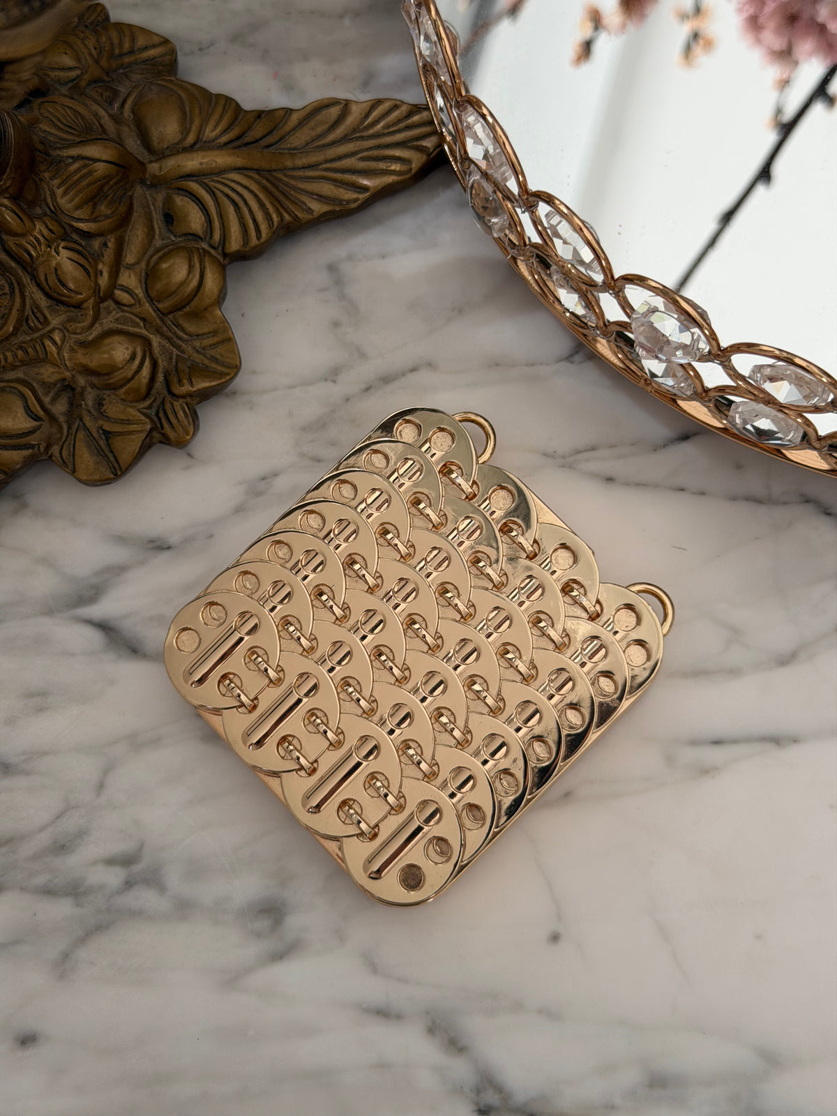 PACO RABANNE 1969 Makeup Clutch
Ultra-Shiny, All-Over Luminizer, Second Skin Comfort