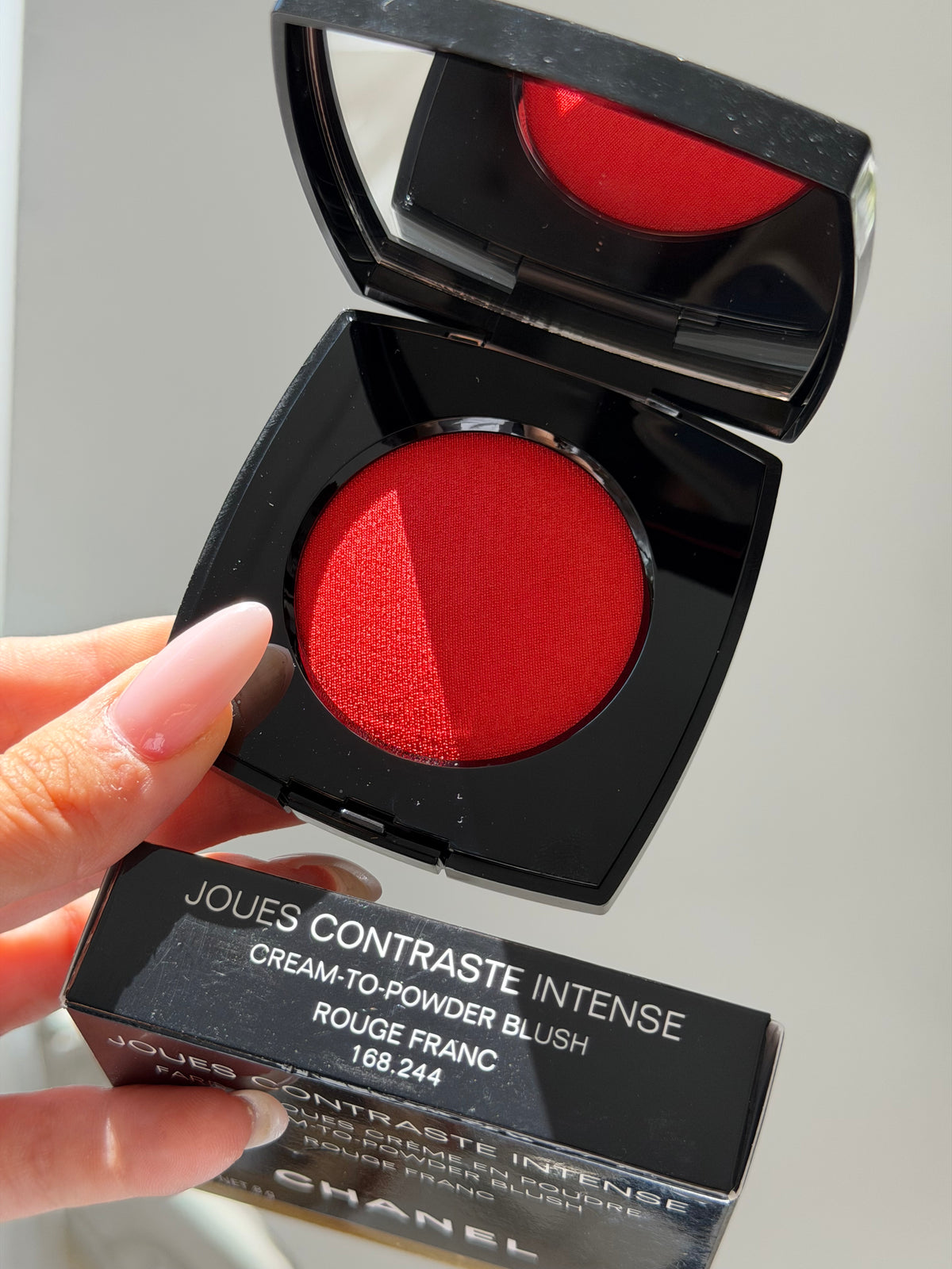 CHANEL Joues Contraste Intense
Cream-to-Powder Blush (Rouge Franc)