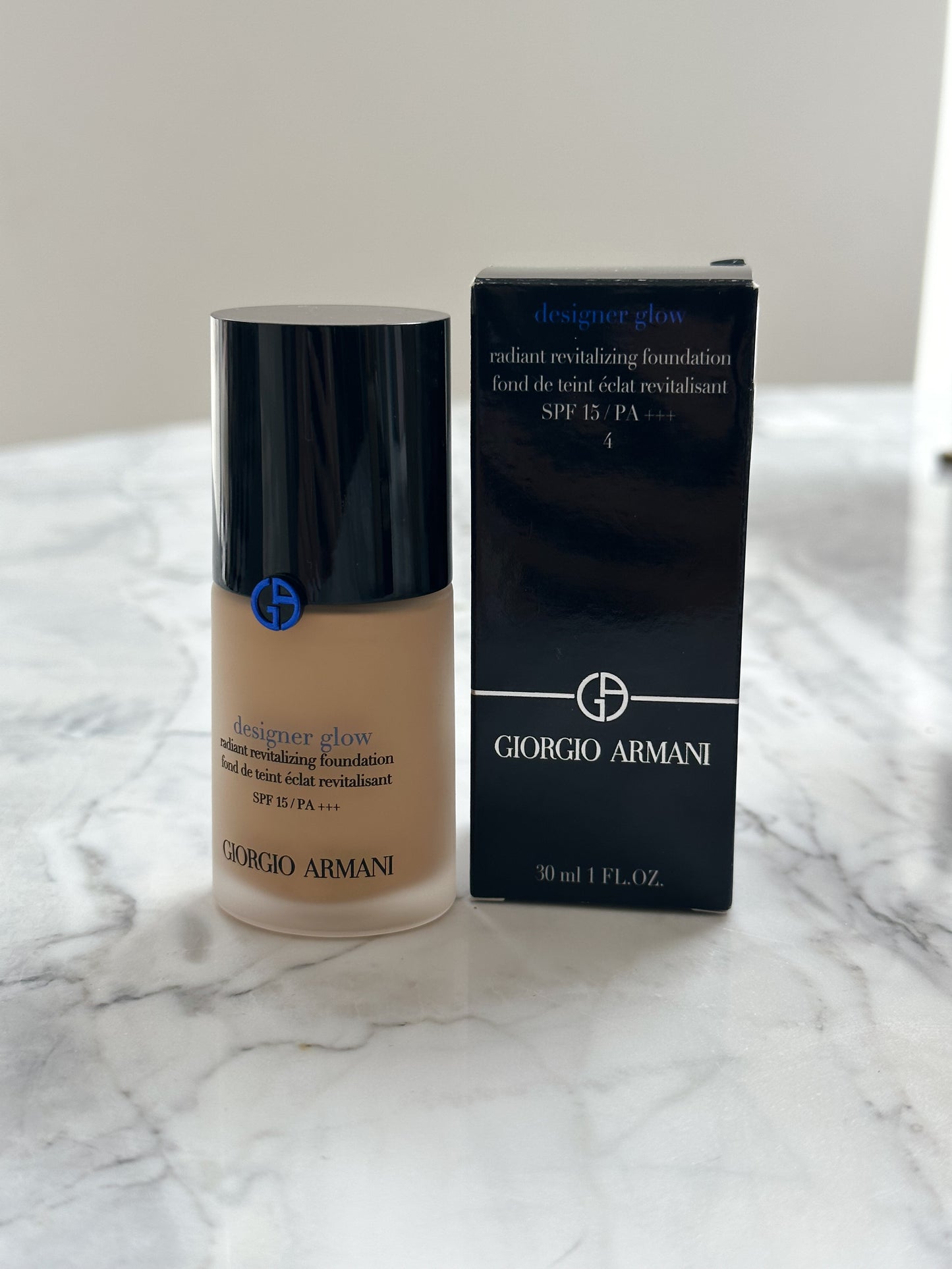 ARMANI Designer Glow (4) Radiant Revitalizing Foundation SPF15