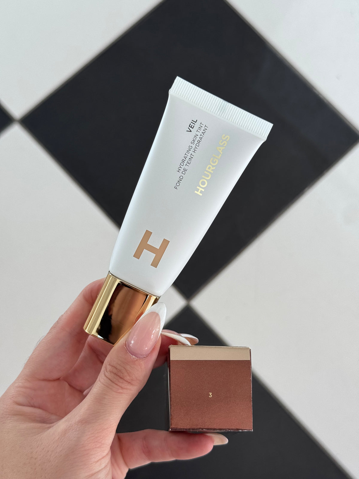 HOURGLASS Veil Hydrating Skin Tint Foundation (3)