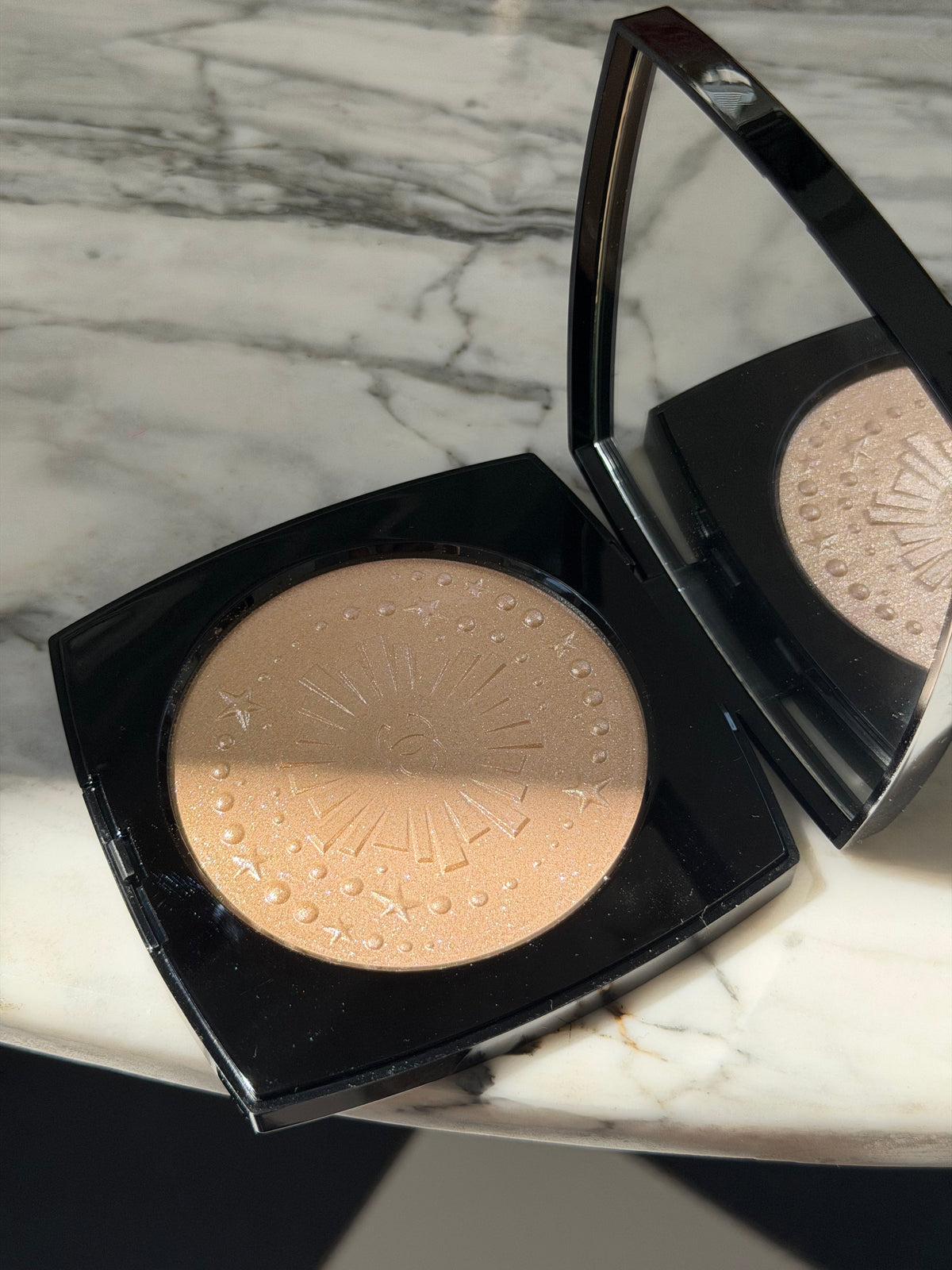CHANEL Diamond Dust
Oversize Illuminating Powder