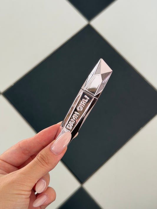 TOO FACED
Damn Girl! 24-Hour Volumizing Mascara Mini