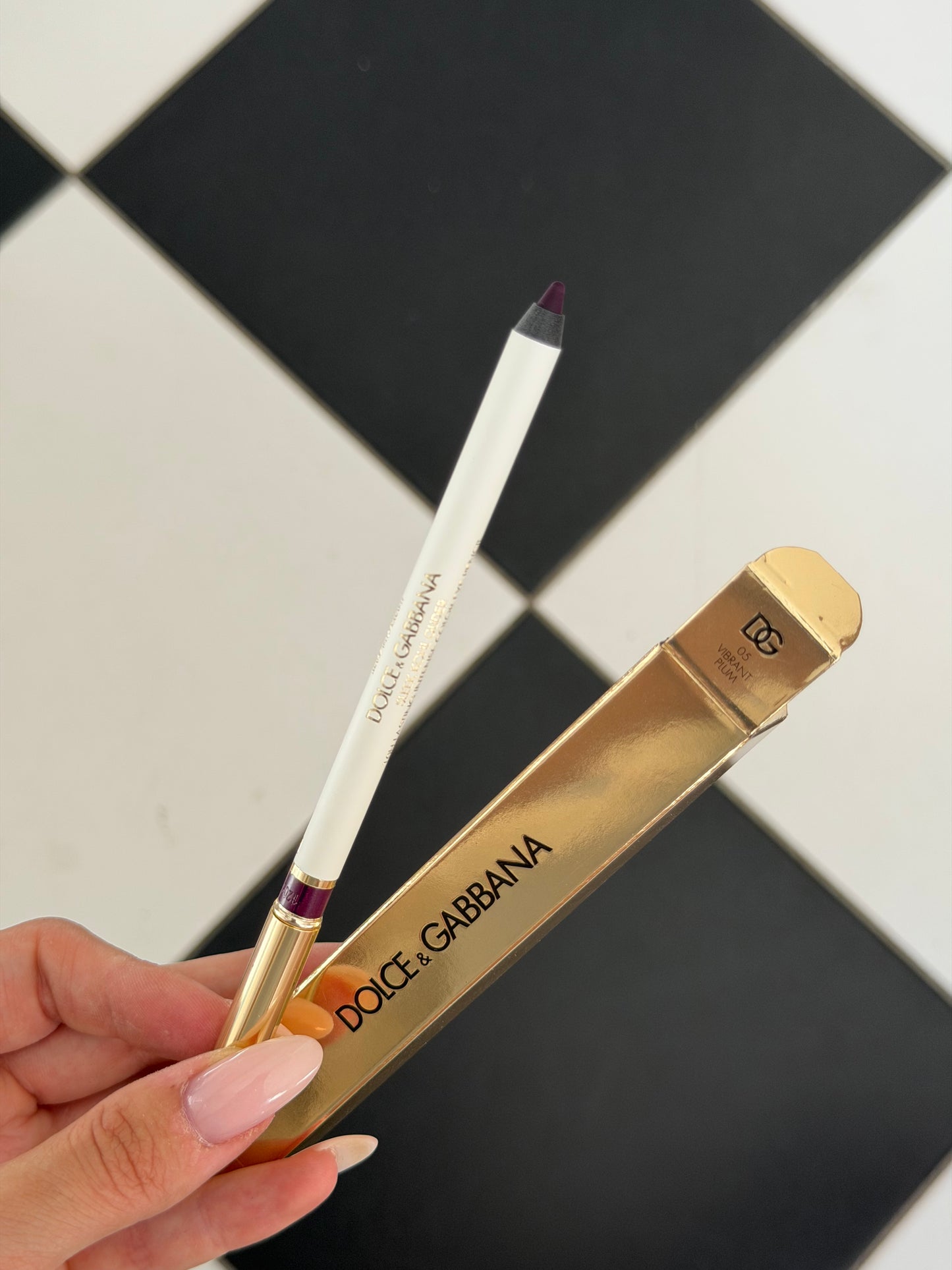 DOLCE&GABBANA Sleek Khol Glider 
10H Lasting Intense Color Eye Pencil (05)