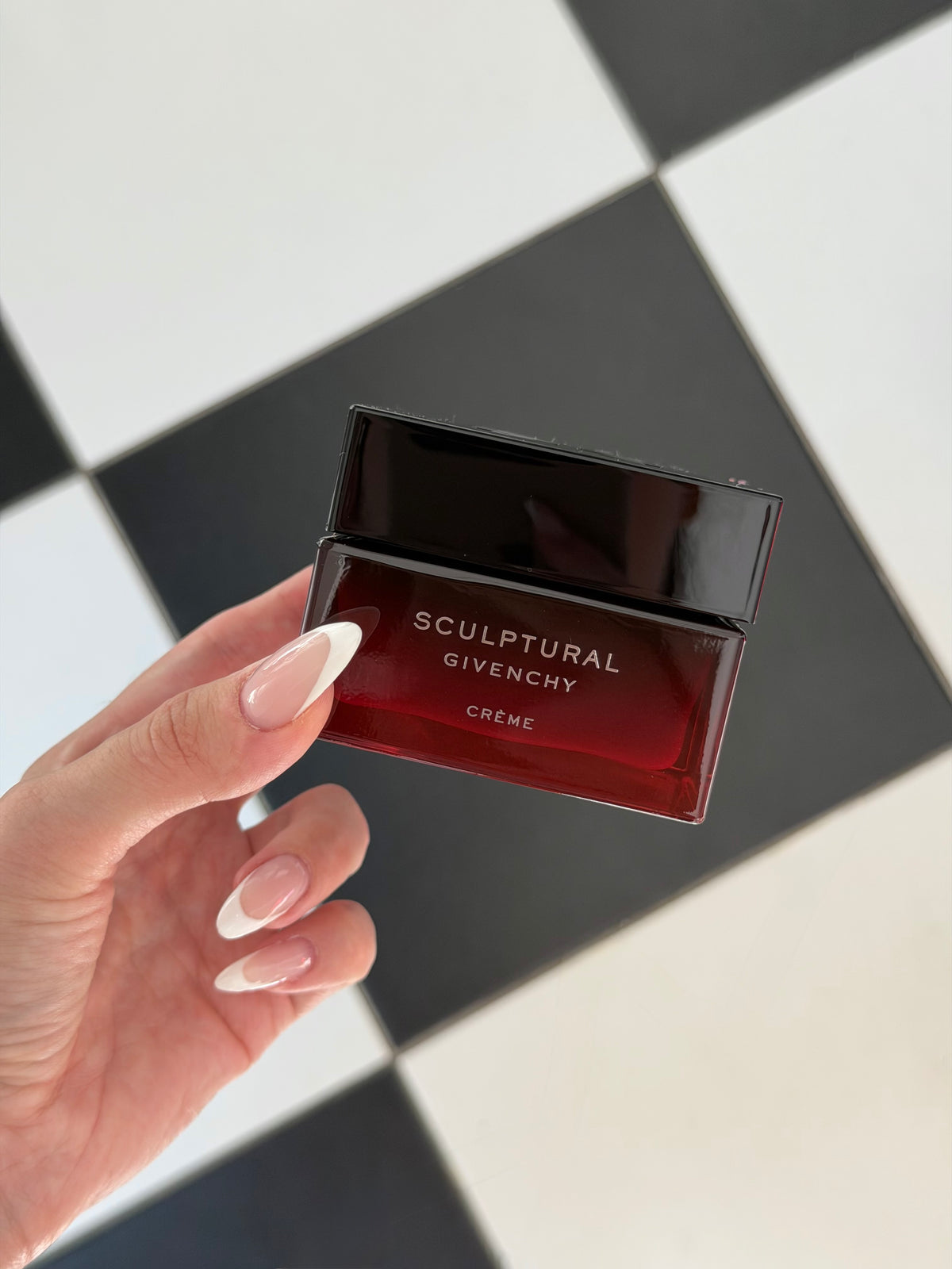 GIVENCHY
Sculptural Cream
Tense, Densify and Tonify Your Facial Contour and Volumes