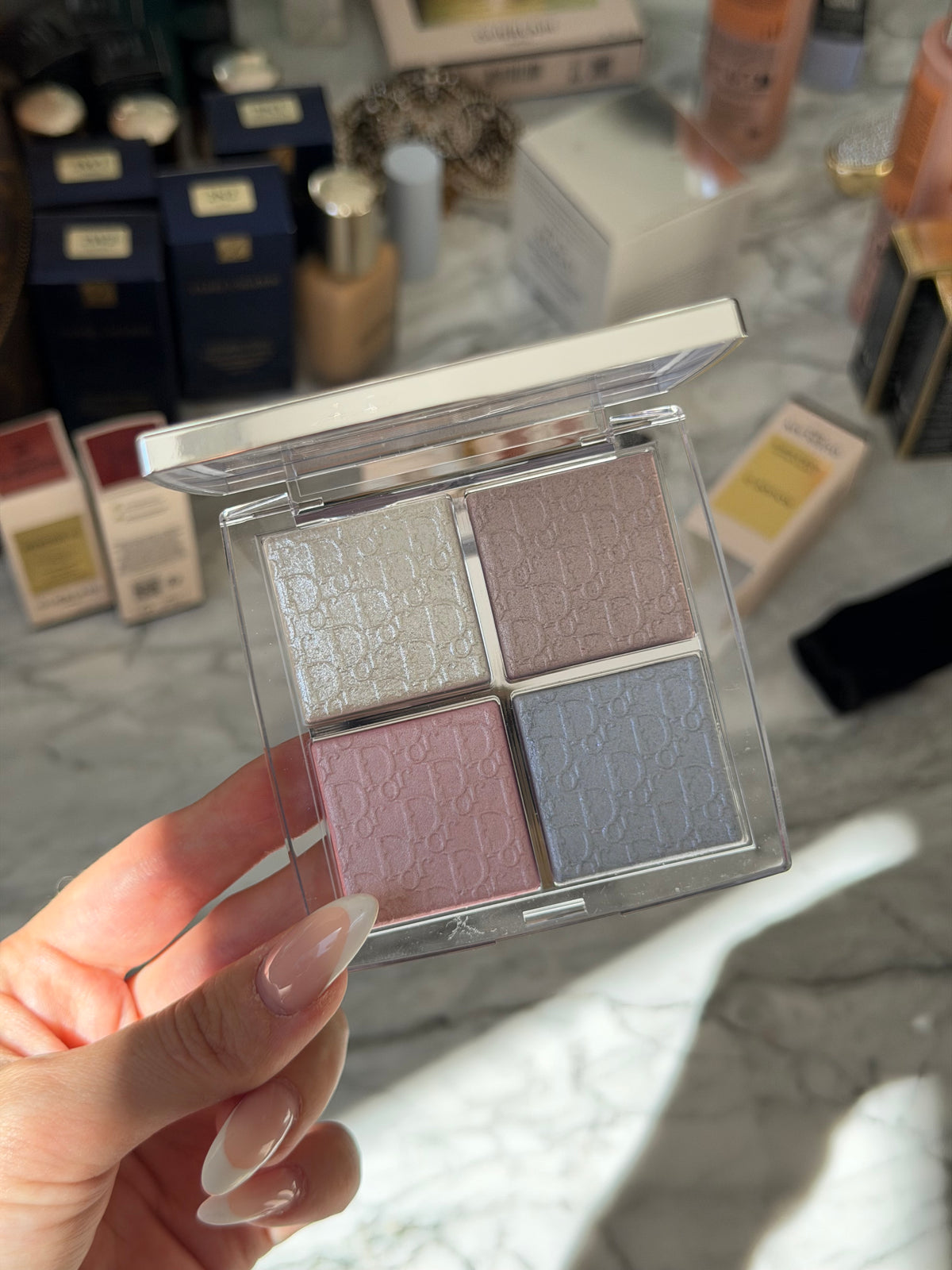 DIOR Backstage Glow Maximizer Palette (002)
Multi-Use Highlighter and Blush - Multi-Reflective Glow