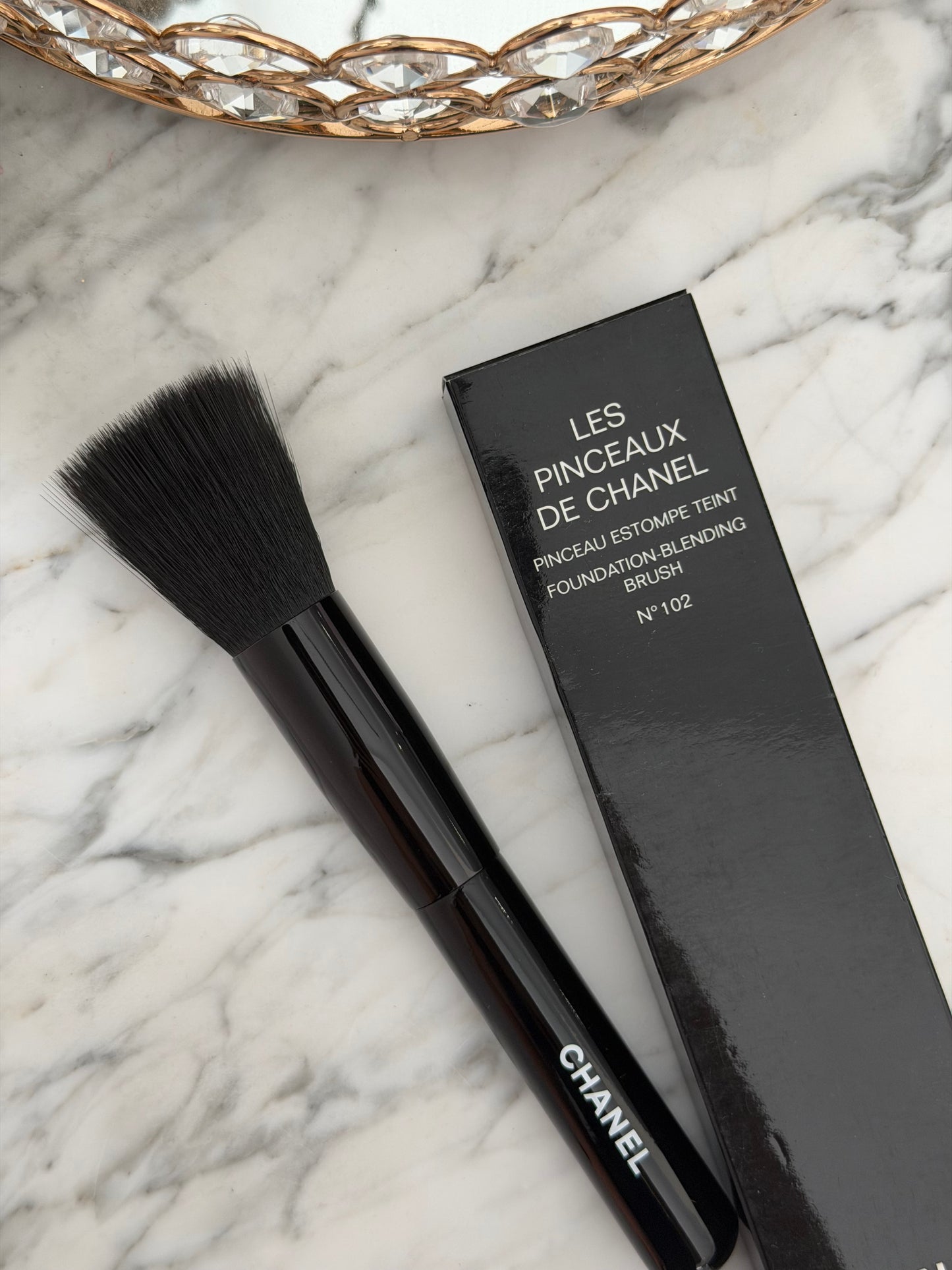 CHANEL Les Pinceaux De Chanel N°102
Fluid Foundation-Blending Brush