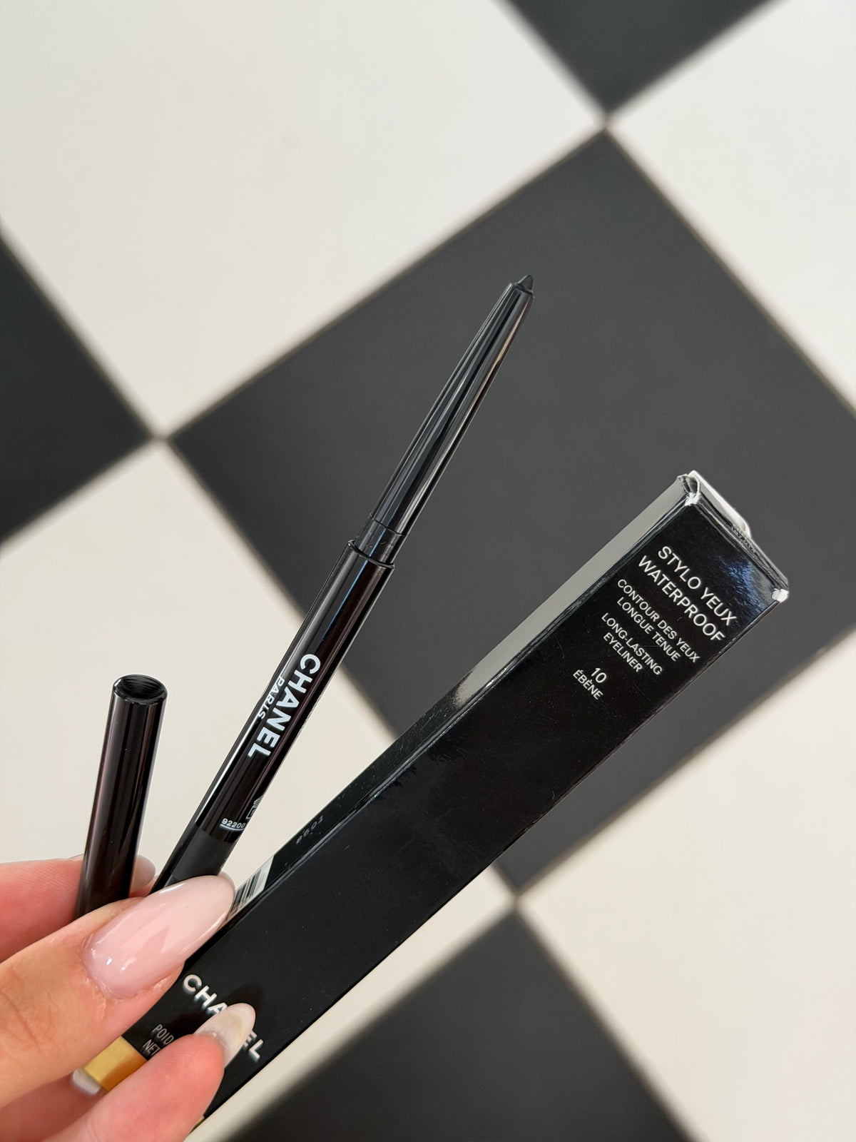 CHANEL Stylo Eyes Waterproof (10)
Long-Lasting Eyeliner