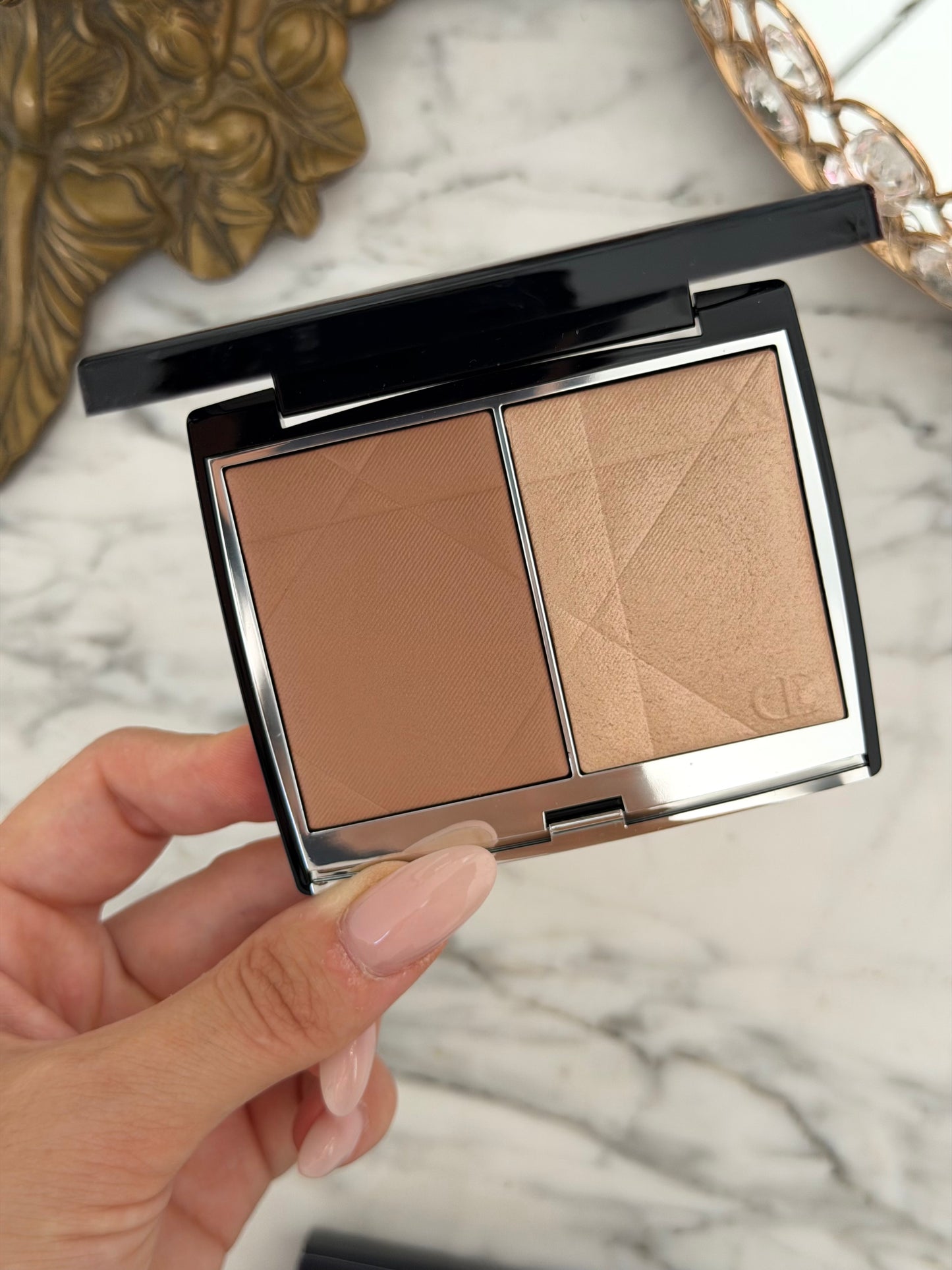 DIOR Rouge Blush Colour & Glow (100)
Multi-Use Face Palette – Color and Highlighter Duo