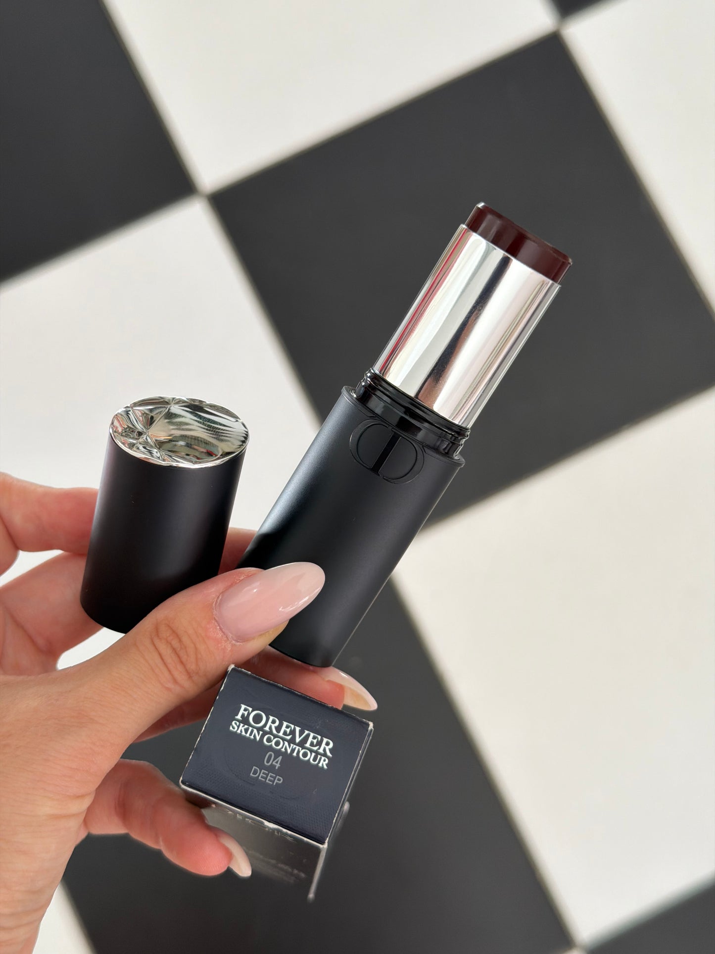DIOR Forever Skin Contour (04)
Sculpting and Bronzing Face Stick - Seamless Perfection - 24H Wear and Hydration
