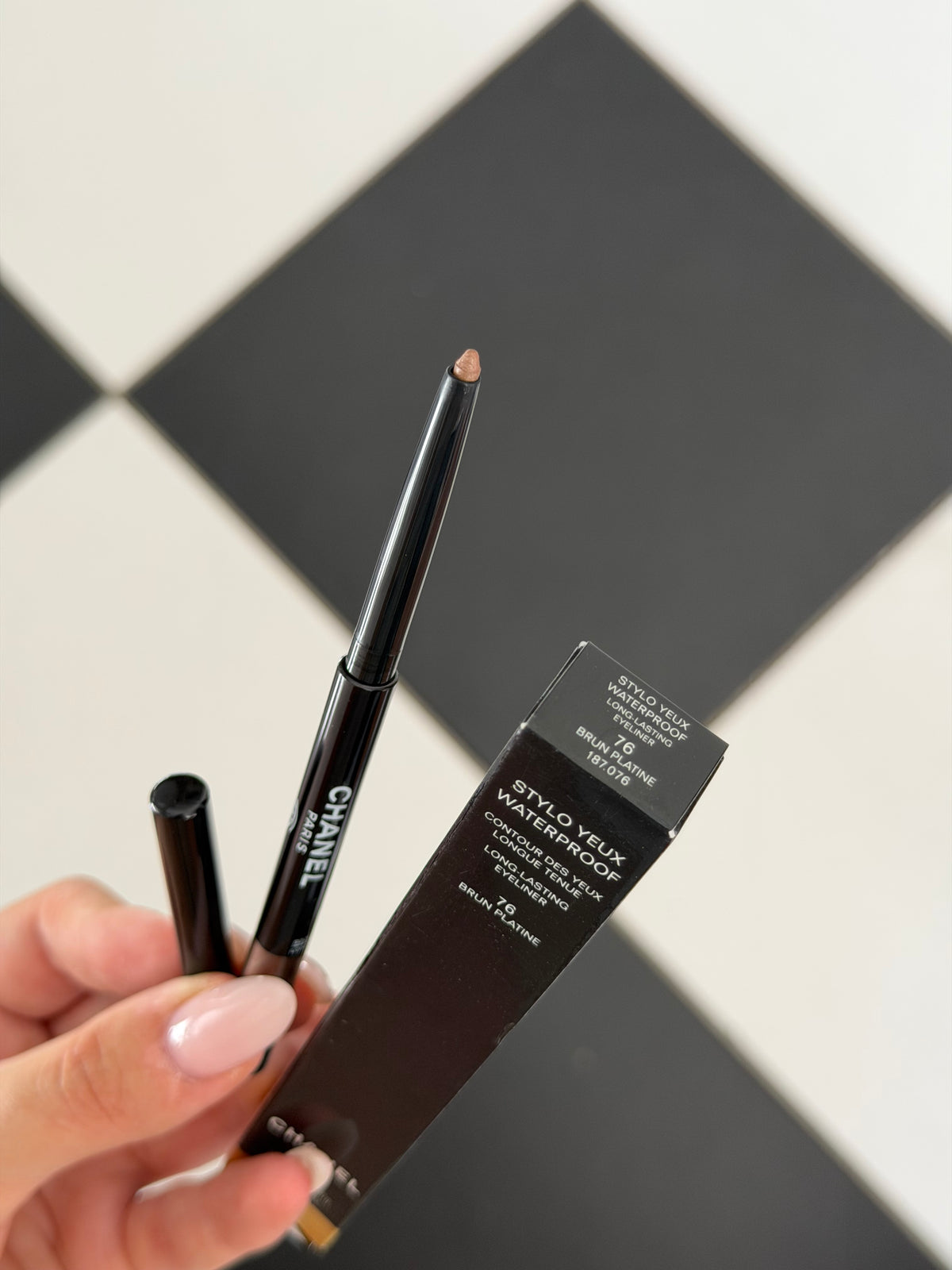 CHANEL Stylo Eyes Waterproof (76)
Long-Lasting Eyeliner