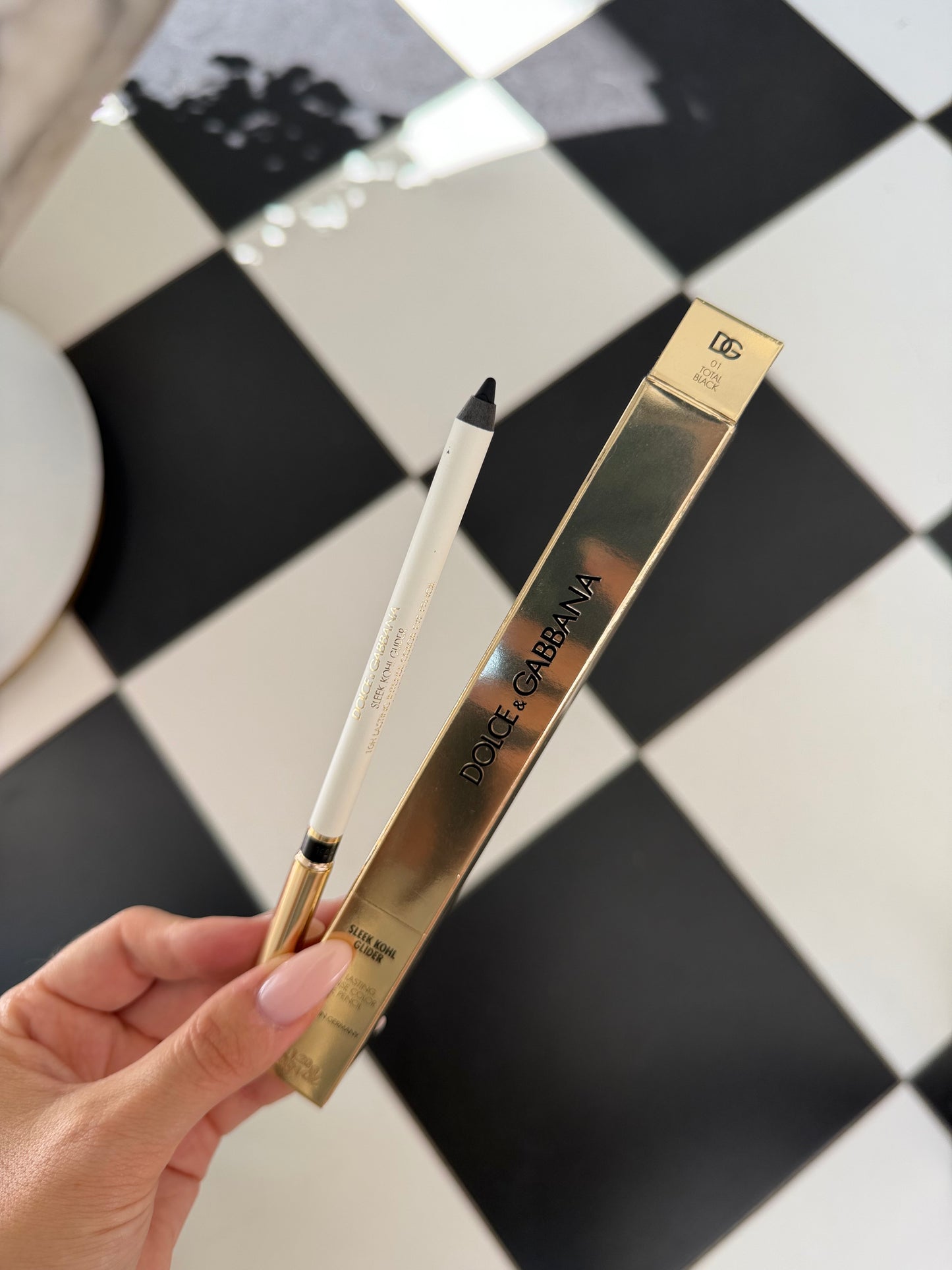 DOLCE&GABBANA Sleek Khol Glider 
10H Lasting Intense Color Eye Pencil (01)